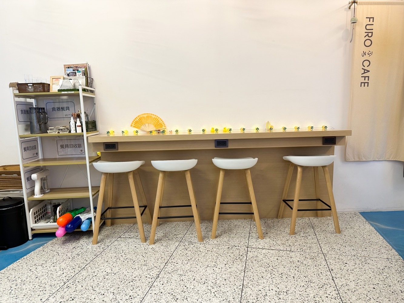 [宜蘭礁溪咖啡廳]咖啡浴 FURO CAFE 超有氣氛的溫泉咖啡廳｜逼真可愛造景與可愛木盆裝飾｜飲料好喝有特色 甜點好吃必點｜不限時間還提供插座