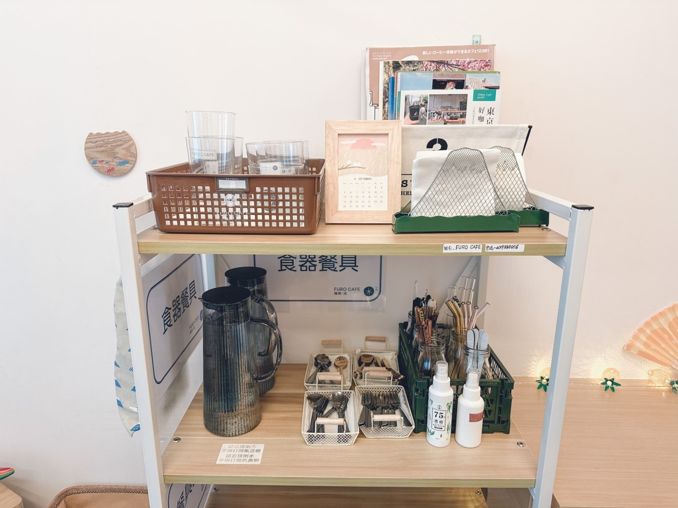 [宜蘭礁溪咖啡廳]咖啡浴 FURO CAFE 超有氣氛的溫泉咖啡廳｜逼真可愛造景與可愛木盆裝飾｜飲料好喝有特色 甜點好吃必點｜不限時間還提供插座