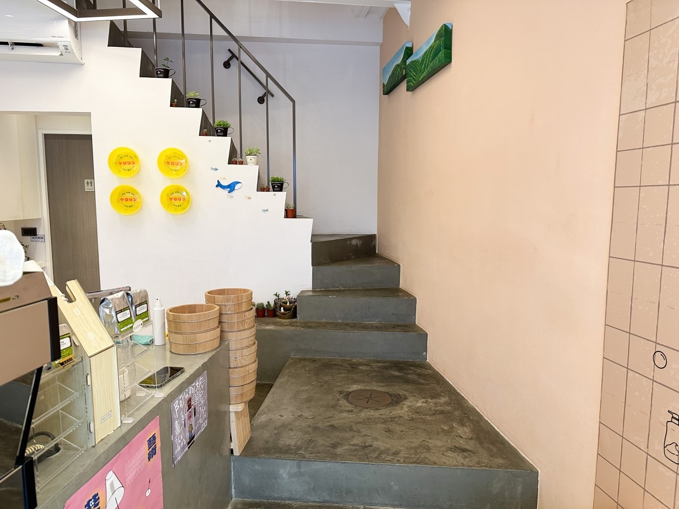 [宜蘭礁溪咖啡廳]咖啡浴 FURO CAFE 超有氣氛的溫泉咖啡廳｜逼真可愛造景與可愛木盆裝飾｜飲料好喝有特色 甜點好吃必點｜不限時間還提供插座