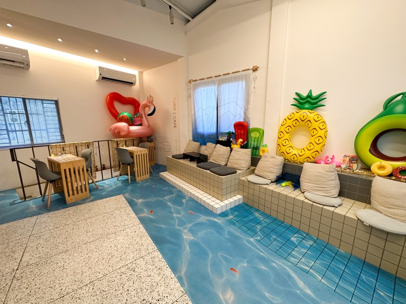 [宜蘭礁溪咖啡廳]咖啡浴 FURO CAFE 超有氣氛的溫泉咖啡廳｜逼真可愛造景與可愛木盆裝飾｜飲料好喝有特色 甜點好吃必點｜不限時間還提供插座