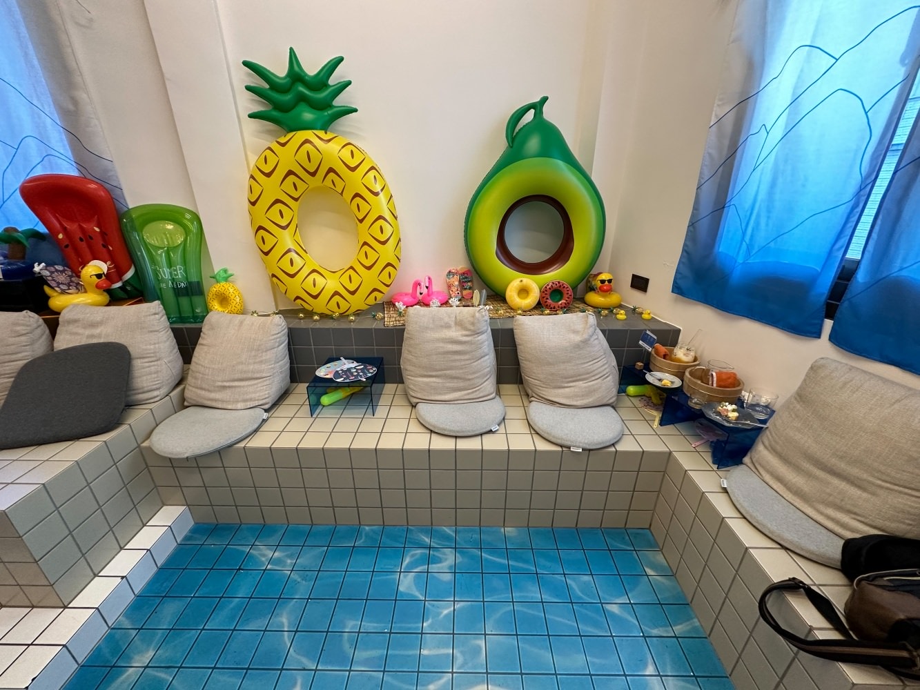[宜蘭礁溪咖啡廳]咖啡浴 FURO CAFE 超有氣氛的溫泉咖啡廳｜逼真可愛造景與可愛木盆裝飾｜飲料好喝有特色 甜點好吃必點｜不限時間還提供插座
