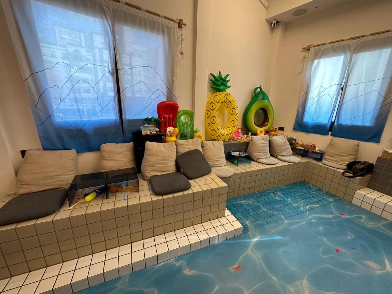 [宜蘭礁溪咖啡廳]咖啡浴 FURO CAFE 超有氣氛的溫泉咖啡廳｜逼真可愛造景與可愛木盆裝飾｜飲料好喝有特色 甜點好吃必點｜不限時間還提供插座