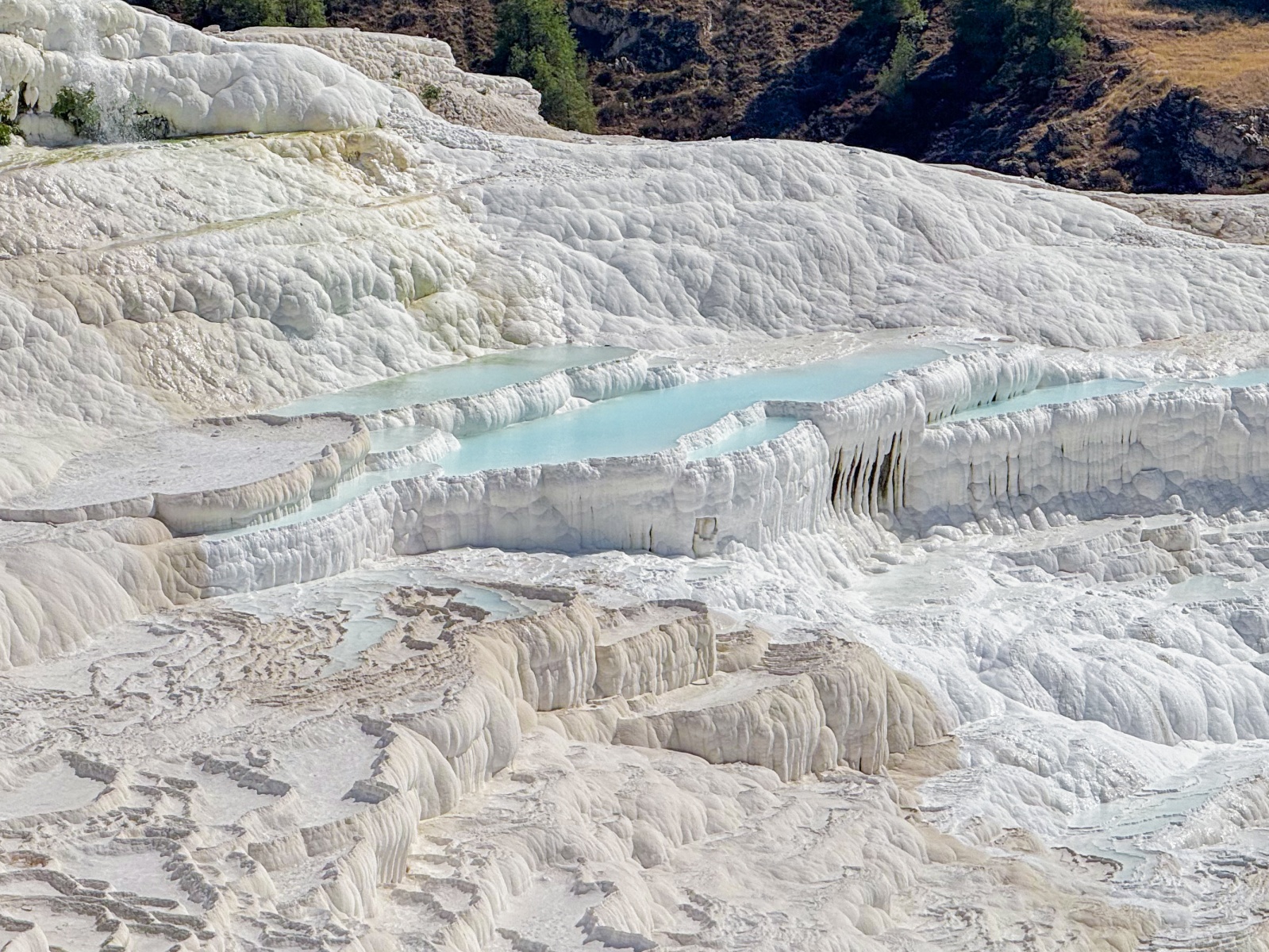 [土耳其] 帕穆卡麗 Pamukkale 棉堡石灰岩奇景｜希艾拉波利斯古城、雪白石灰岩網美打卡景點｜水光與文明交織的幻境 漫步雪白棉堡 走進古城劇場與埃及豔后傳說中的溫泉池｜要看到文末有秘密資訊唷