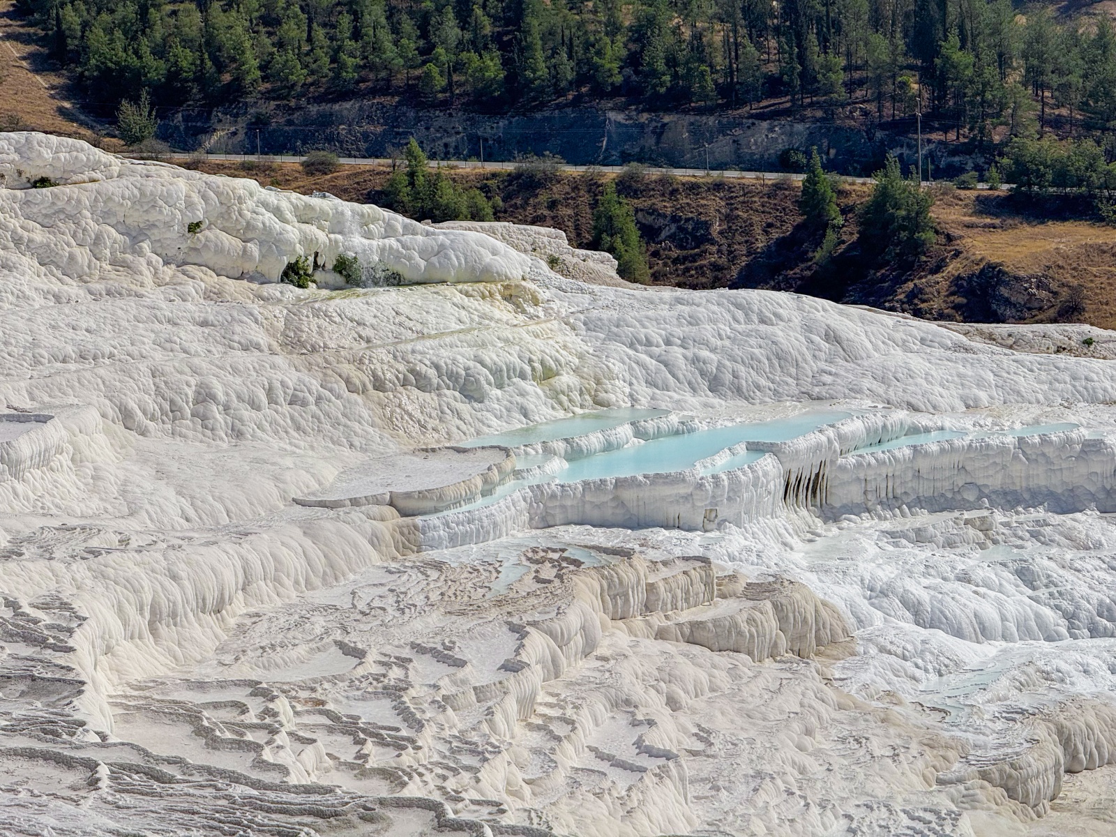 [土耳其] 帕穆卡麗 Pamukkale 棉堡石灰岩奇景｜希艾拉波利斯古城、雪白石灰岩網美打卡景點｜水光與文明交織的幻境 漫步雪白棉堡 走進古城劇場與埃及豔后傳說中的溫泉池｜要看到文末有秘密資訊唷