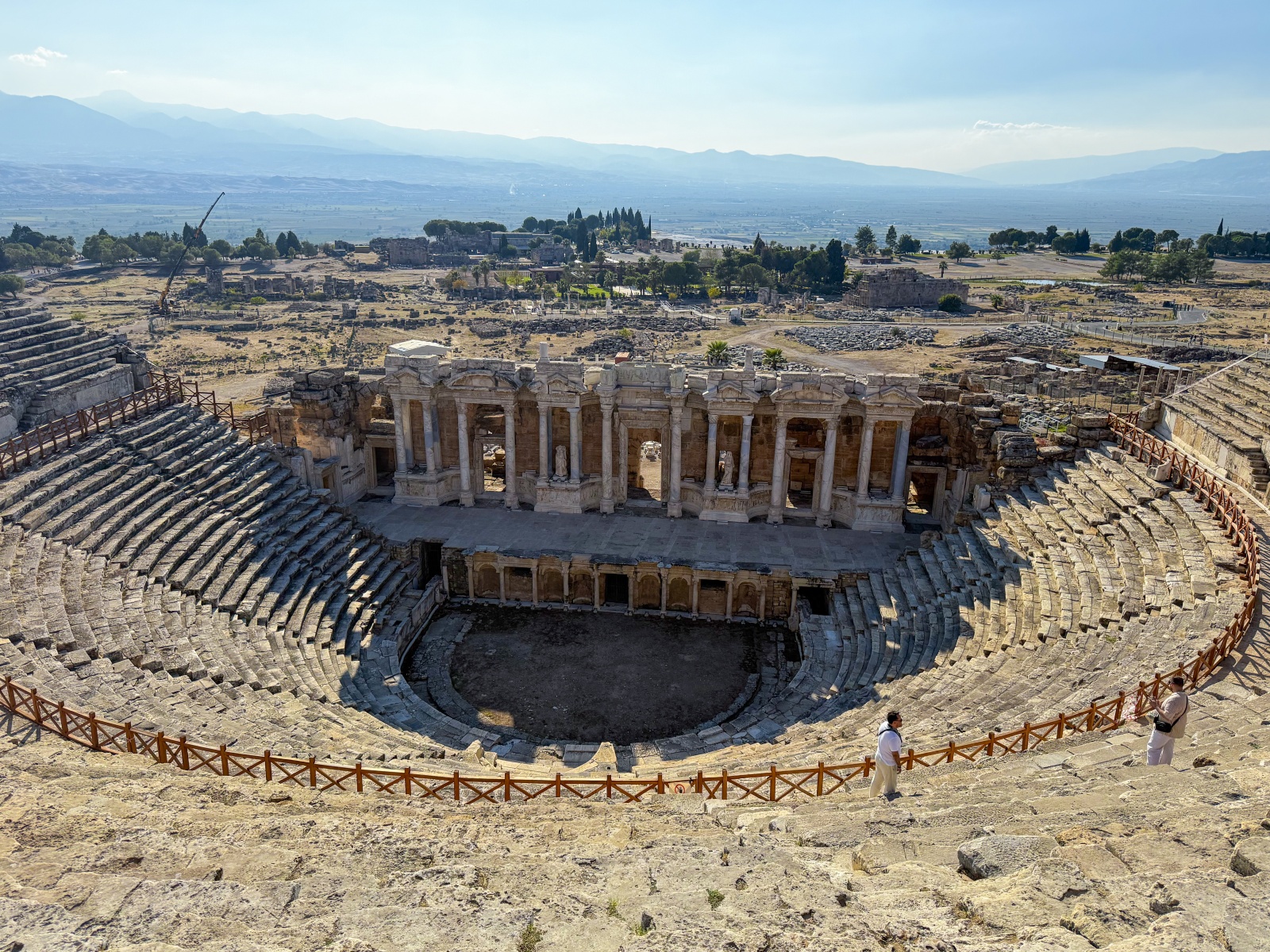 [土耳其] 帕穆卡麗 Pamukkale 棉堡石灰岩奇景｜希艾拉波利斯古城、雪白石灰岩網美打卡景點｜水光與文明交織的幻境 漫步雪白棉堡 走進古城劇場與埃及豔后傳說中的溫泉池｜要看到文末有秘密資訊唷