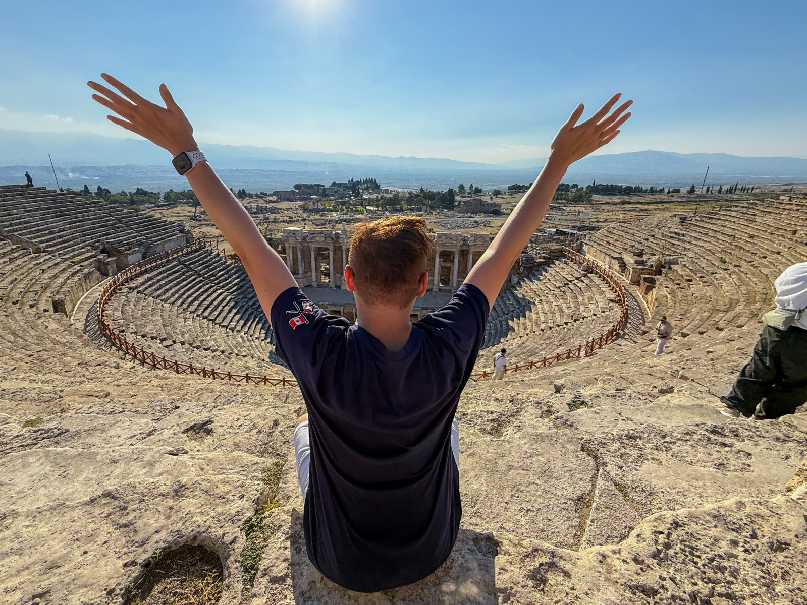 [土耳其] 帕穆卡麗 Pamukkale 棉堡石灰岩奇景｜希艾拉波利斯古城、雪白石灰岩網美打卡景點｜水光與文明交織的幻境 漫步雪白棉堡 走進古城劇場與埃及豔后傳說中的溫泉池｜要看到文末有秘密資訊唷