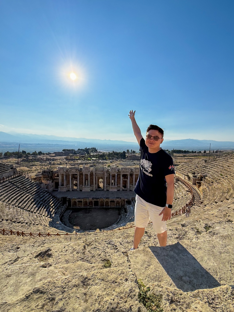 [土耳其] 帕穆卡麗 Pamukkale 棉堡石灰岩奇景｜希艾拉波利斯古城、雪白石灰岩網美打卡景點｜水光與文明交織的幻境 漫步雪白棉堡 走進古城劇場與埃及豔后傳說中的溫泉池｜要看到文末有秘密資訊唷