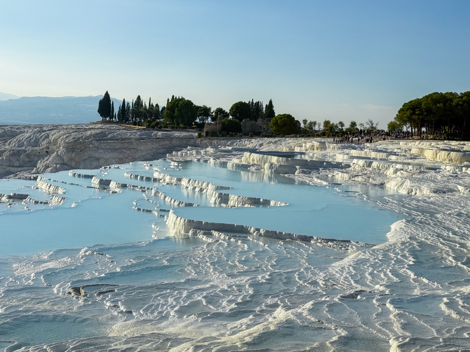[土耳其] 帕穆卡麗 Pamukkale 棉堡石灰岩奇景｜希艾拉波利斯古城、雪白石灰岩網美打卡景點｜水光與文明交織的幻境 漫步雪白棉堡 走進古城劇場與埃及豔后傳說中的溫泉池｜要看到文末有秘密資訊唷