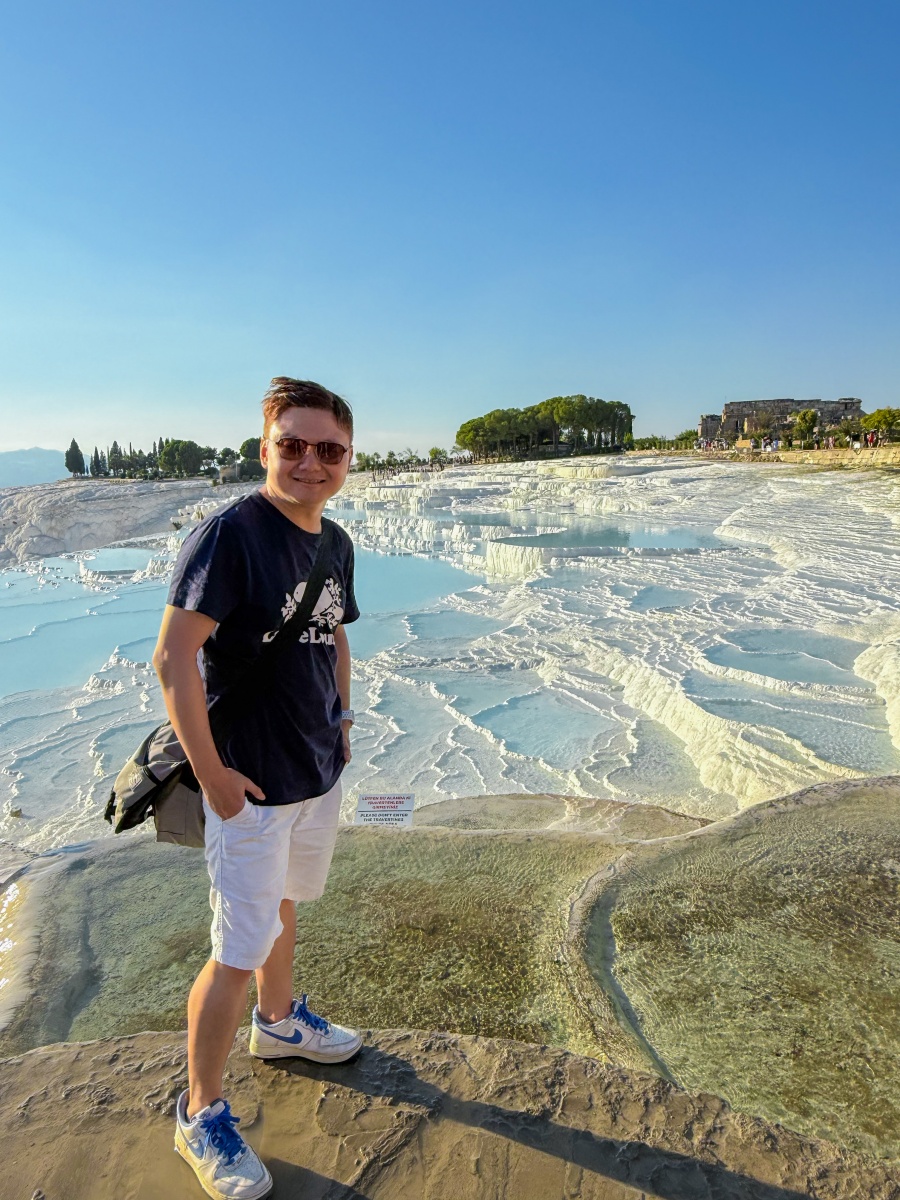 [土耳其] 帕穆卡麗 Pamukkale 棉堡石灰岩奇景｜希艾拉波利斯古城、雪白石灰岩網美打卡景點｜水光與文明交織的幻境 漫步雪白棉堡 走進古城劇場與埃及豔后傳說中的溫泉池｜要看到文末有秘密資訊唷