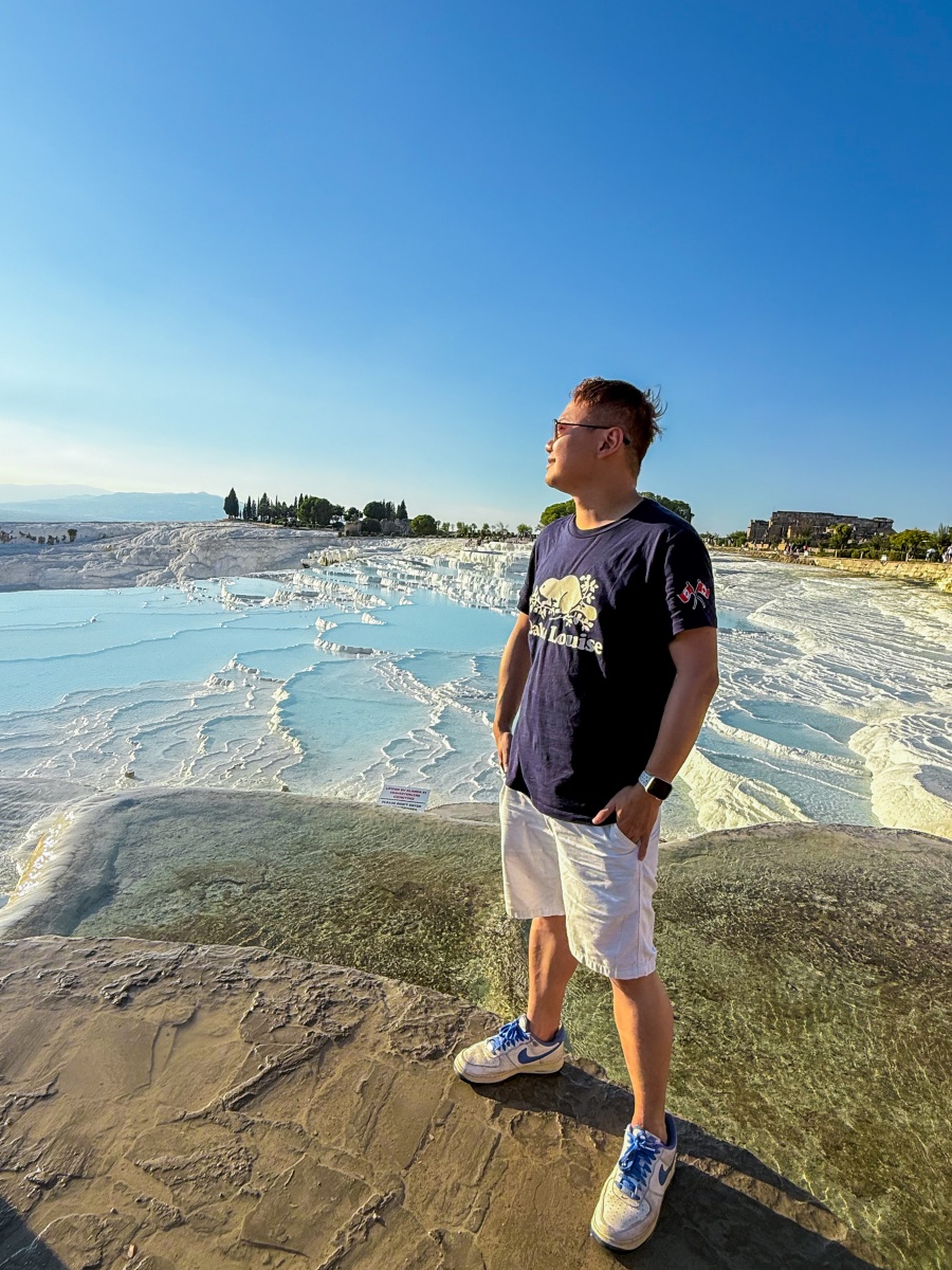 [土耳其] 帕穆卡麗 Pamukkale 棉堡石灰岩奇景｜希艾拉波利斯古城、雪白石灰岩網美打卡景點｜水光與文明交織的幻境 漫步雪白棉堡 走進古城劇場與埃及豔后傳說中的溫泉池｜要看到文末有秘密資訊唷