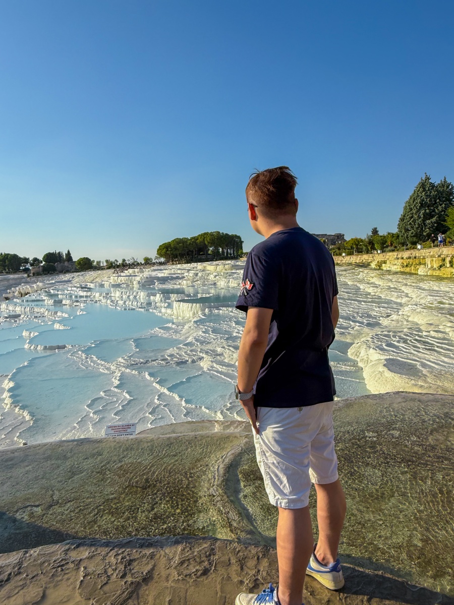 [土耳其] 帕穆卡麗 Pamukkale 棉堡石灰岩奇景｜希艾拉波利斯古城、雪白石灰岩網美打卡景點｜水光與文明交織的幻境 漫步雪白棉堡 走進古城劇場與埃及豔后傳說中的溫泉池｜要看到文末有秘密資訊唷