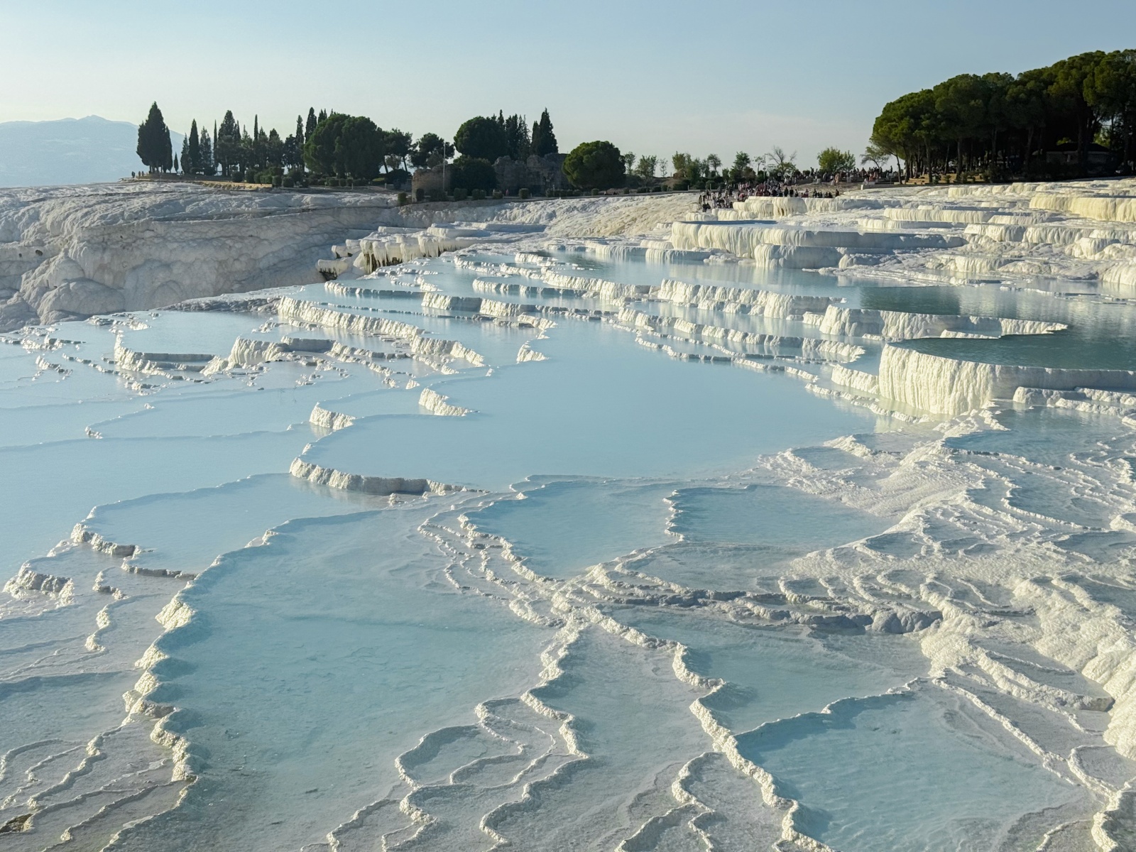 [土耳其] 帕穆卡麗 Pamukkale 棉堡石灰岩奇景｜希艾拉波利斯古城、雪白石灰岩網美打卡景點｜水光與文明交織的幻境 漫步雪白棉堡 走進古城劇場與埃及豔后傳說中的溫泉池｜要看到文末有秘密資訊唷