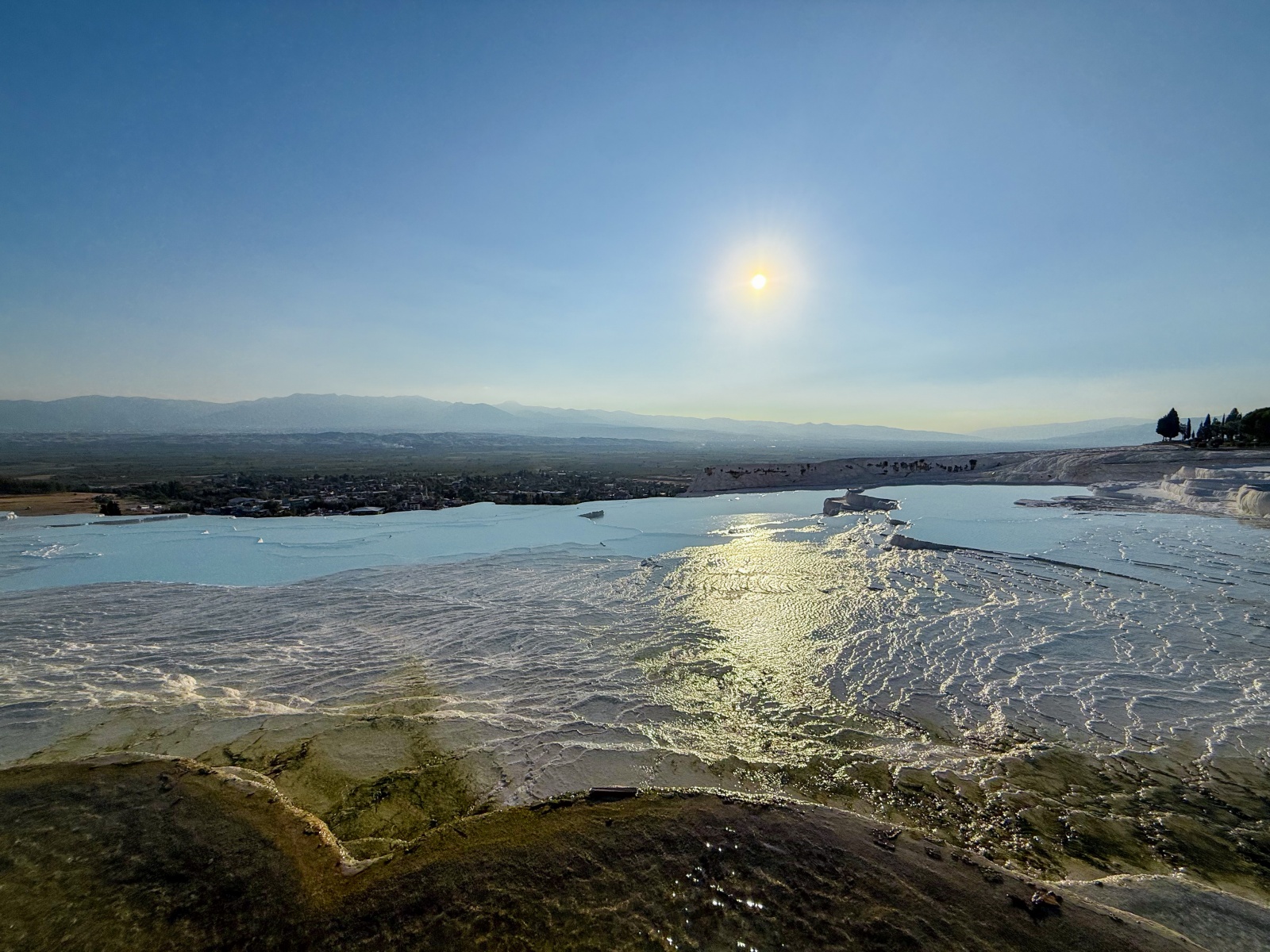 [土耳其] 帕穆卡麗 Pamukkale 棉堡石灰岩奇景｜希艾拉波利斯古城、雪白石灰岩網美打卡景點｜水光與文明交織的幻境 漫步雪白棉堡 走進古城劇場與埃及豔后傳說中的溫泉池｜要看到文末有秘密資訊唷