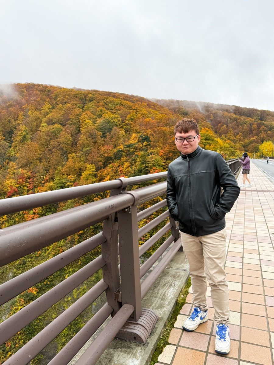 [日本青森]城倉大橋超美壯觀的楓葉峽谷視角｜滿山滿谷紅黃交錯 峽谷瀑布點綴超好拍｜橋上遠望遼闊景色 像一幅水彩畫｜順遊酸湯溫泉與地獄沼 秋楓還有機會遇見初雪