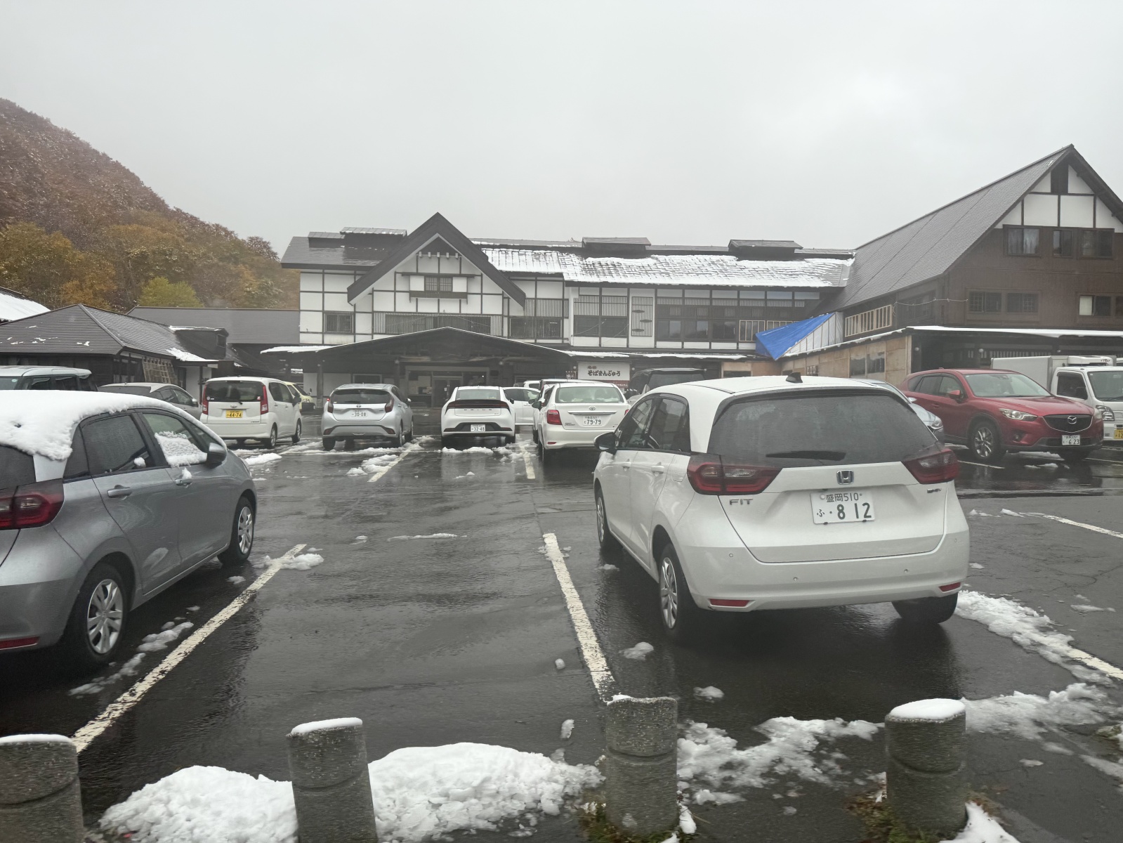 [日本青森]城倉大橋超美壯觀的楓葉峽谷視角｜滿山滿谷紅黃交錯 峽谷瀑布點綴超好拍｜橋上遠望遼闊景色 像一幅水彩畫｜順遊酸湯溫泉與地獄沼 秋楓還有機會遇見初雪