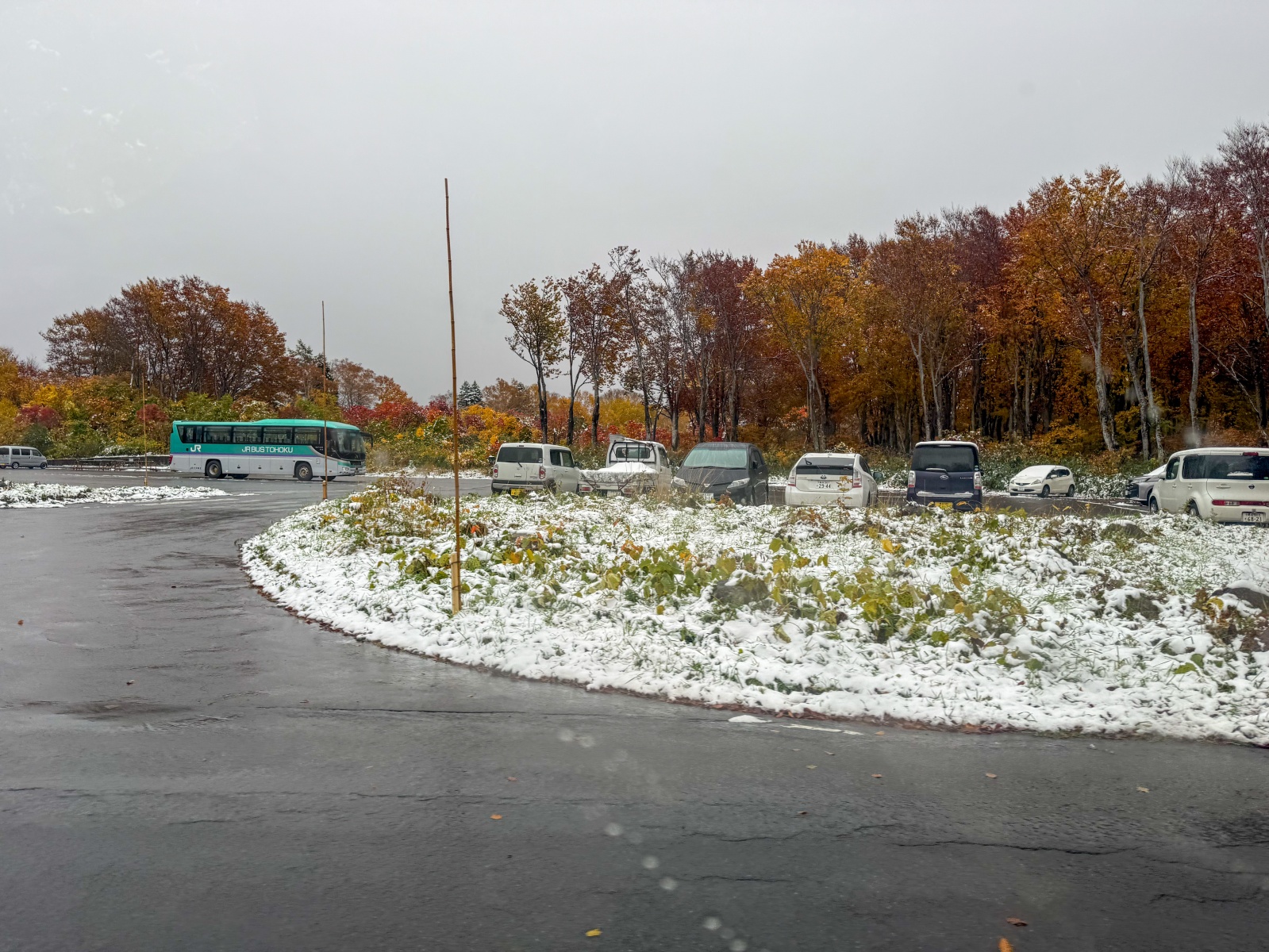 [日本青森]城倉大橋超美壯觀的楓葉峽谷視角｜滿山滿谷紅黃交錯 峽谷瀑布點綴超好拍｜橋上遠望遼闊景色 像一幅水彩畫｜順遊酸湯溫泉與地獄沼 秋楓還有機會遇見初雪