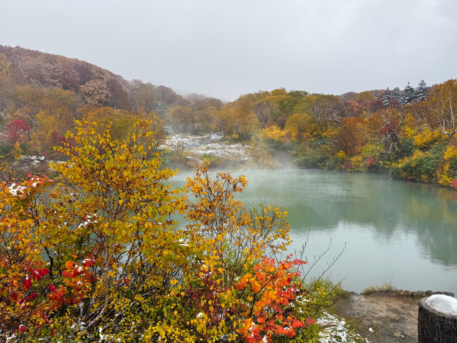 [日本青森]城倉大橋超美壯觀的楓葉峽谷視角｜滿山滿谷紅黃交錯 峽谷瀑布點綴超好拍｜橋上遠望遼闊景色 像一幅水彩畫｜順遊酸湯溫泉與地獄沼 秋楓還有機會遇見初雪