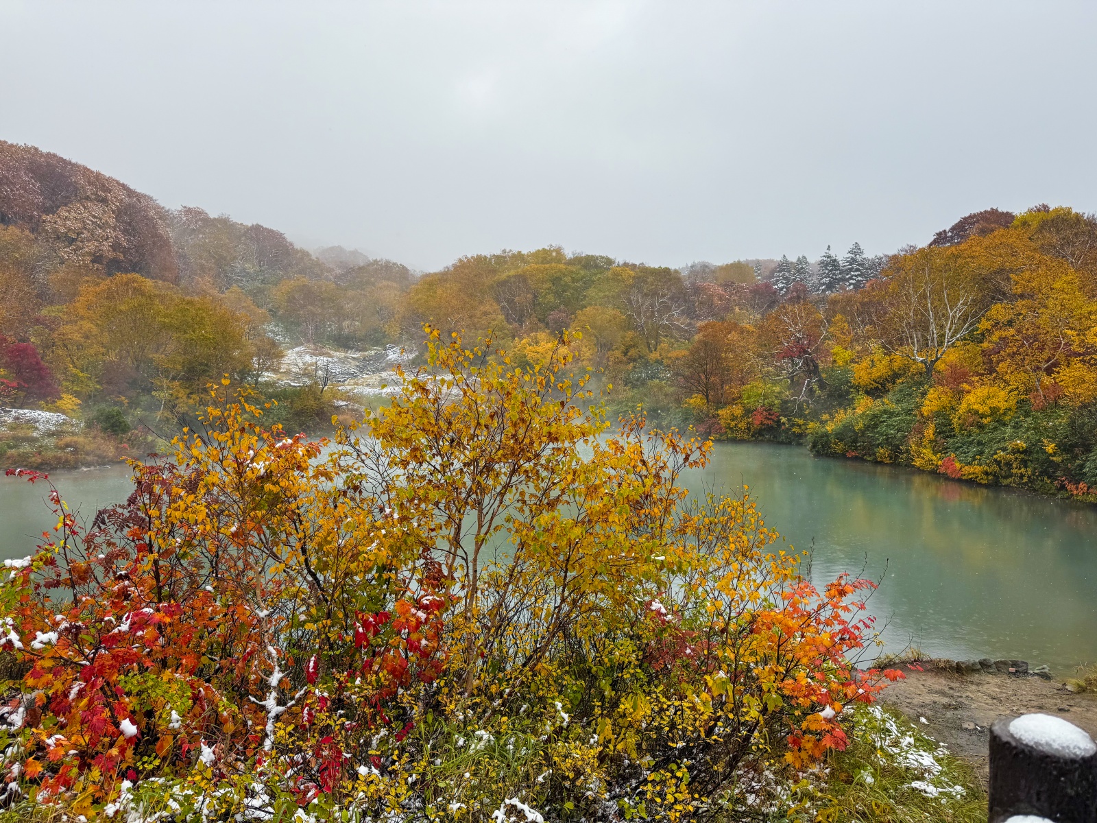 [日本青森]城倉大橋超美壯觀的楓葉峽谷視角｜滿山滿谷紅黃交錯 峽谷瀑布點綴超好拍｜橋上遠望遼闊景色 像一幅水彩畫｜順遊酸湯溫泉與地獄沼 秋楓還有機會遇見初雪
