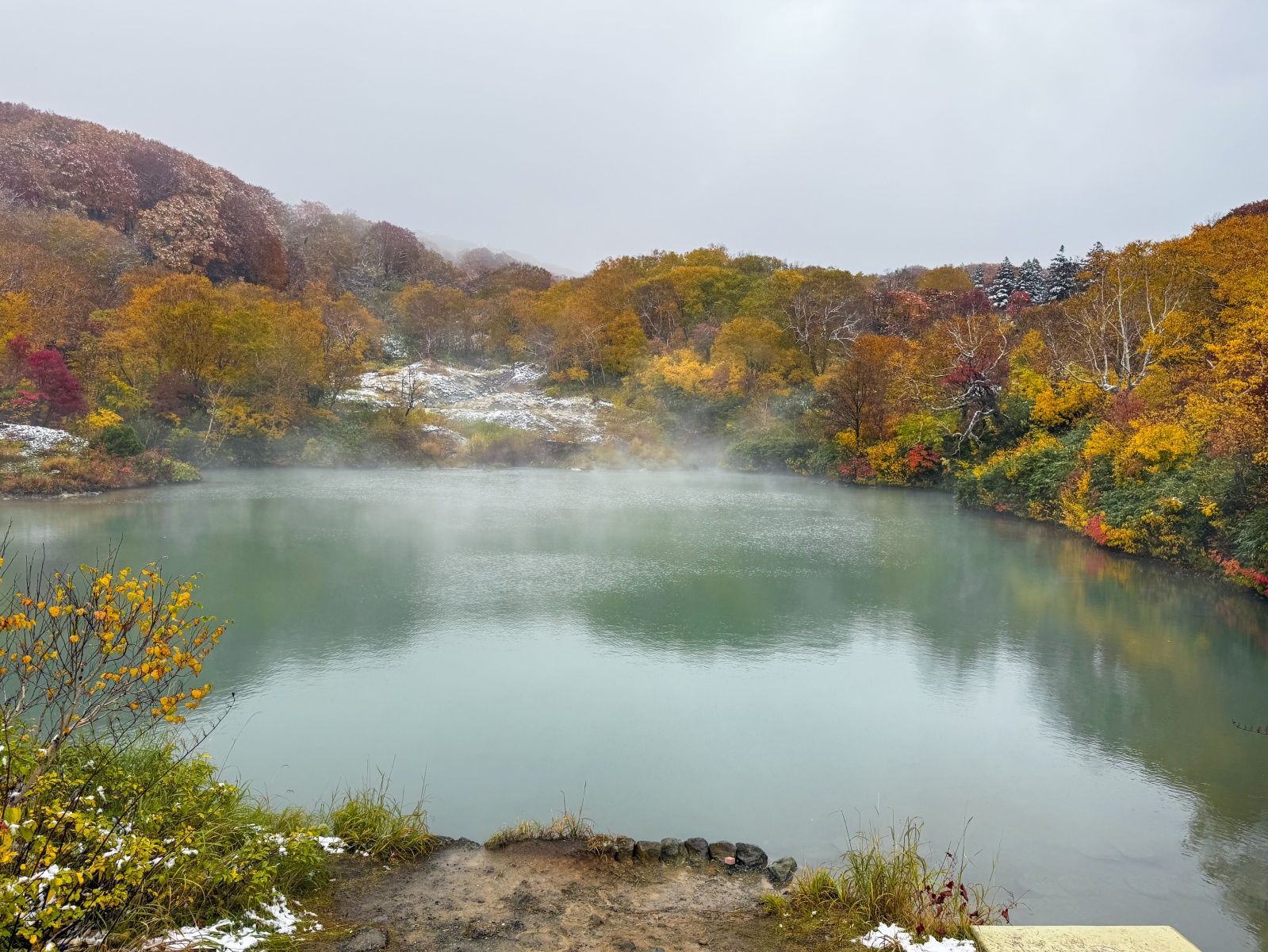 [日本青森]城倉大橋超美壯觀的楓葉峽谷視角｜滿山滿谷紅黃交錯 峽谷瀑布點綴超好拍｜橋上遠望遼闊景色 像一幅水彩畫｜順遊酸湯溫泉與地獄沼 秋楓還有機會遇見初雪