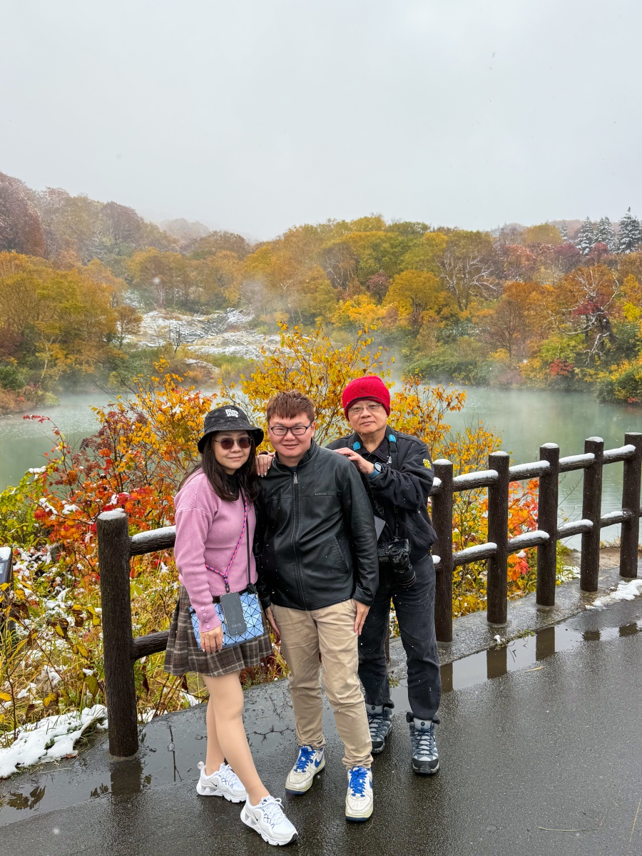 [日本青森]城倉大橋超美壯觀的楓葉峽谷視角｜滿山滿谷紅黃交錯 峽谷瀑布點綴超好拍｜橋上遠望遼闊景色 像一幅水彩畫｜順遊酸湯溫泉與地獄沼 秋楓還有機會遇見初雪