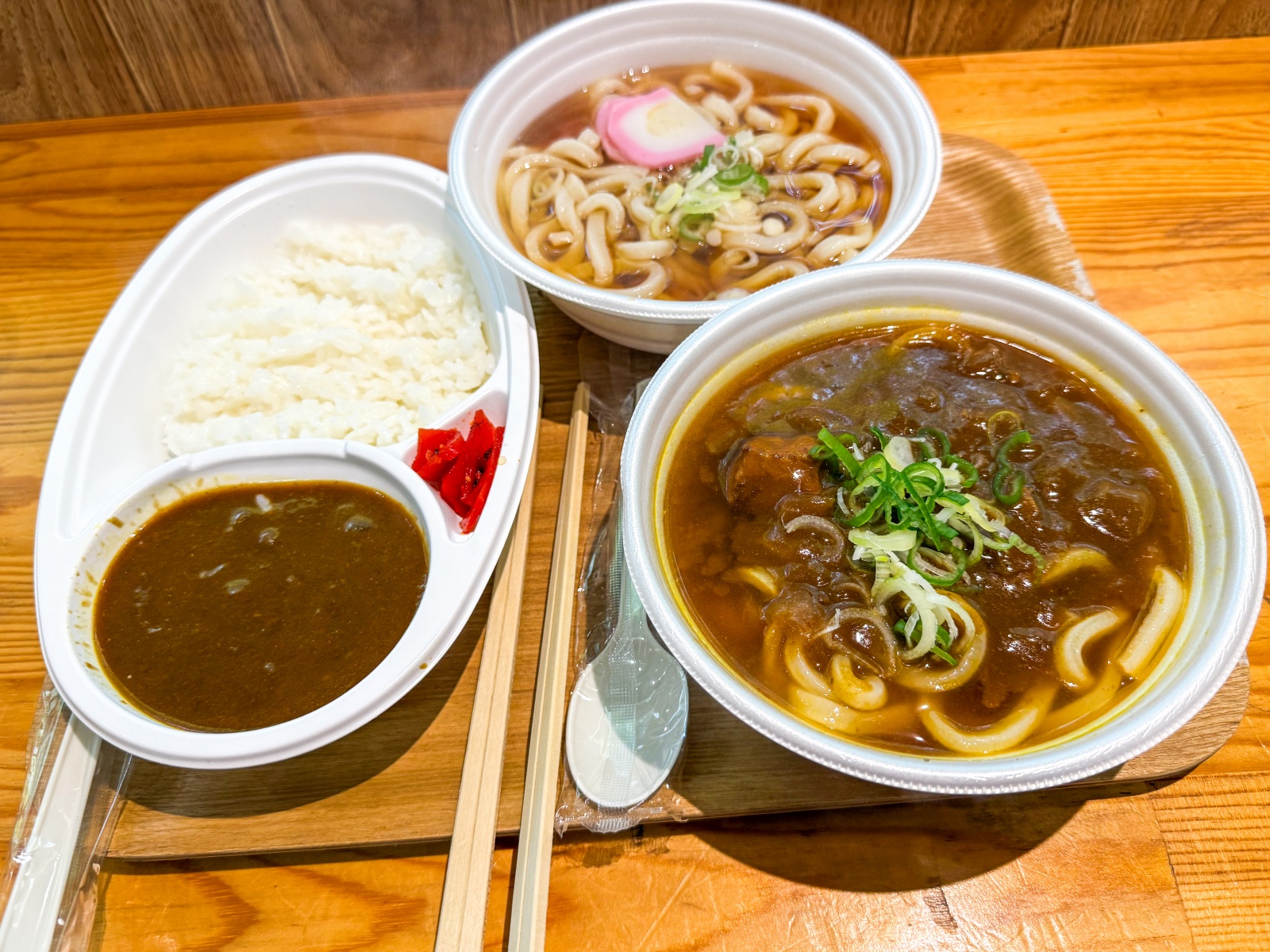 [日本青森]奧入瀨溪流館午餐 走步道前的體力補給｜咖哩飯＆烏龍麵快速暖胃 蘋果派＆咖啡＆霜淇淋當甜點｜限定伴手禮好逛好買 還有奧入瀨溪流水可帶走