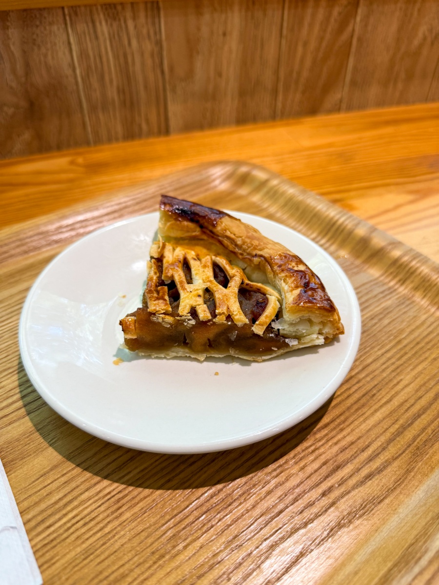 [日本青森]奧入瀨溪流館午餐 走步道前的體力補給｜咖哩飯＆烏龍麵快速暖胃 蘋果派＆咖啡＆霜淇淋當甜點｜限定伴手禮好逛好買 還有奧入瀨溪流水可帶走