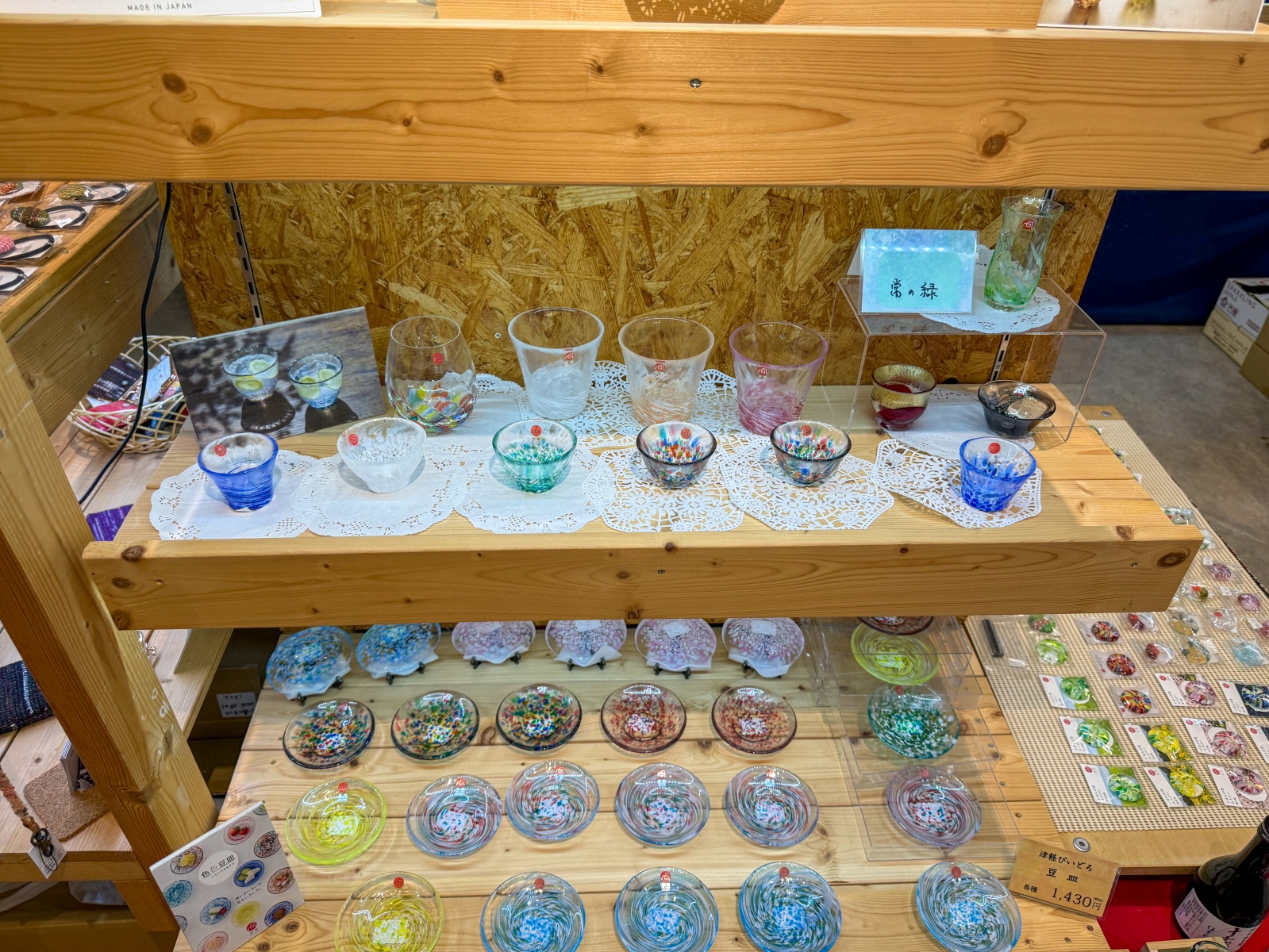 [日本青森]奧入瀨溪流館午餐 走步道前的體力補給｜咖哩飯＆烏龍麵快速暖胃 蘋果派＆咖啡＆霜淇淋當甜點｜限定伴手禮好逛好買 還有奧入瀨溪流水可帶走