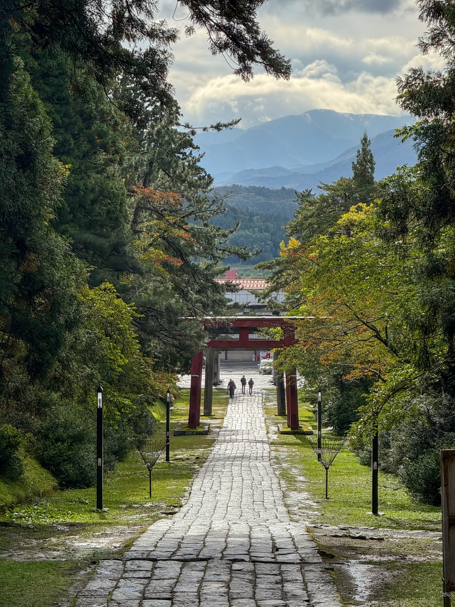 [日本弘前]岩木山神社 Iwakiyama Shrine 求財與良緣的人氣神社｜欣賞岩木山的另一個角度 風景優美超好拍｜御守與御朱印好收集｜周邊滿滿蘋果園超有青森味 交通稍微不便