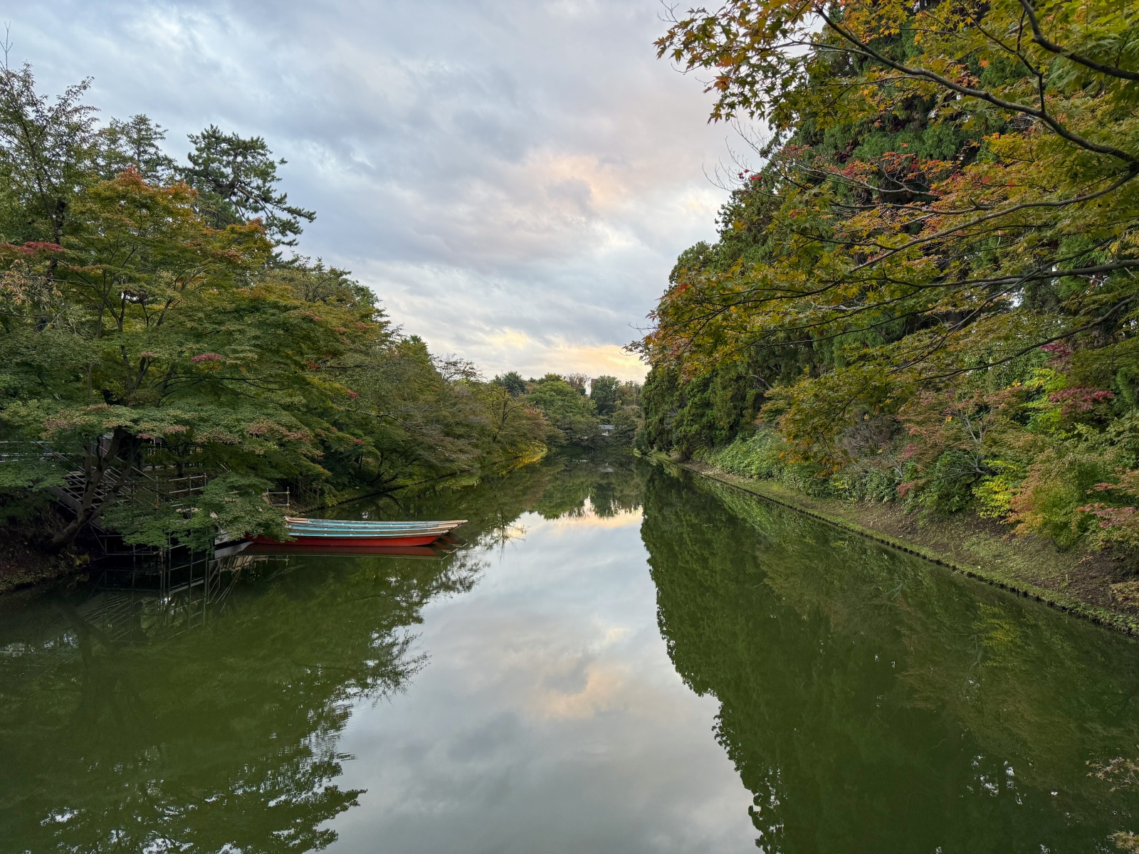 [日本弘前]弘前公園 Hirosaki Park｜見證東北僅存的江戶天守「弘前城」｜櫻花＆楓葉雙季皆美 護城河倒影超好拍｜可遠望岩木山 景色滿分