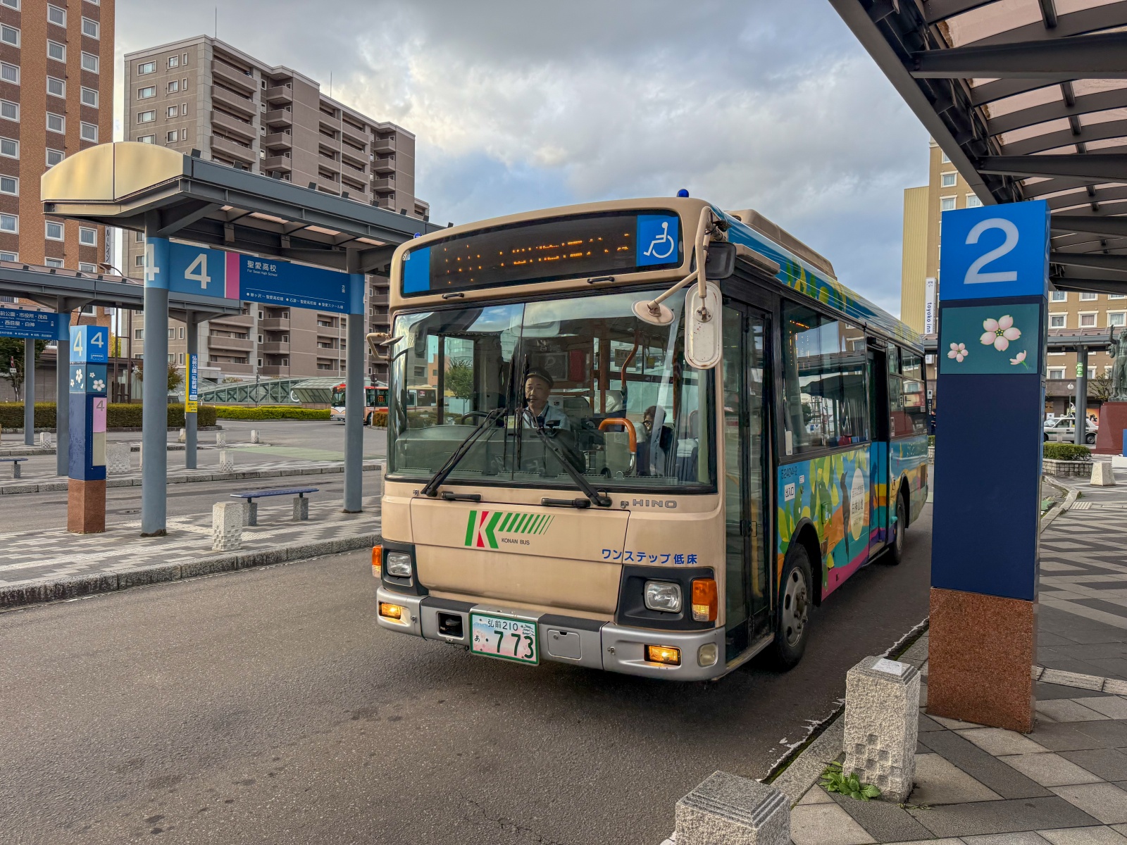 [日本弘前]弘前公園 Hirosaki Park｜見證東北僅存的江戶天守「弘前城」｜櫻花＆楓葉雙季皆美 護城河倒影超好拍｜可遠望岩木山 景色滿分