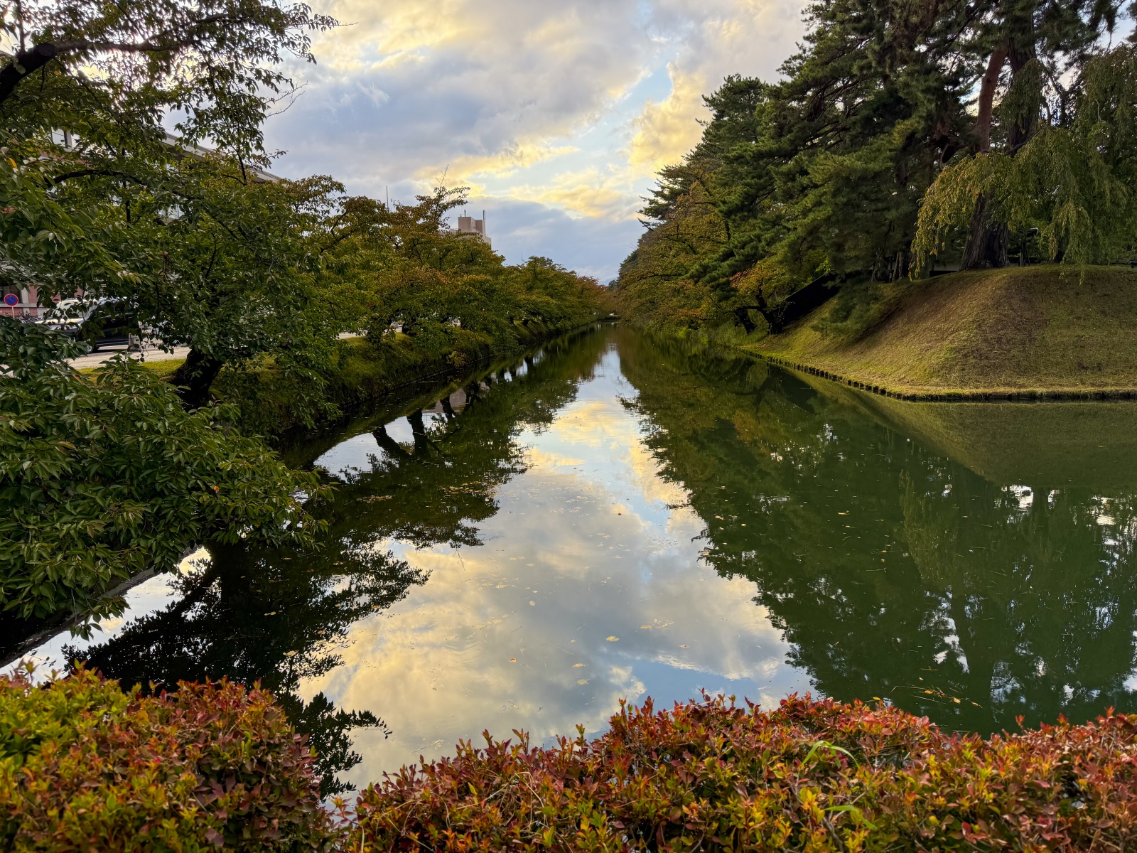 [日本弘前]弘前公園 Hirosaki Park｜見證東北僅存的江戶天守「弘前城」｜櫻花＆楓葉雙季皆美 護城河倒影超好拍｜可遠望岩木山 景色滿分