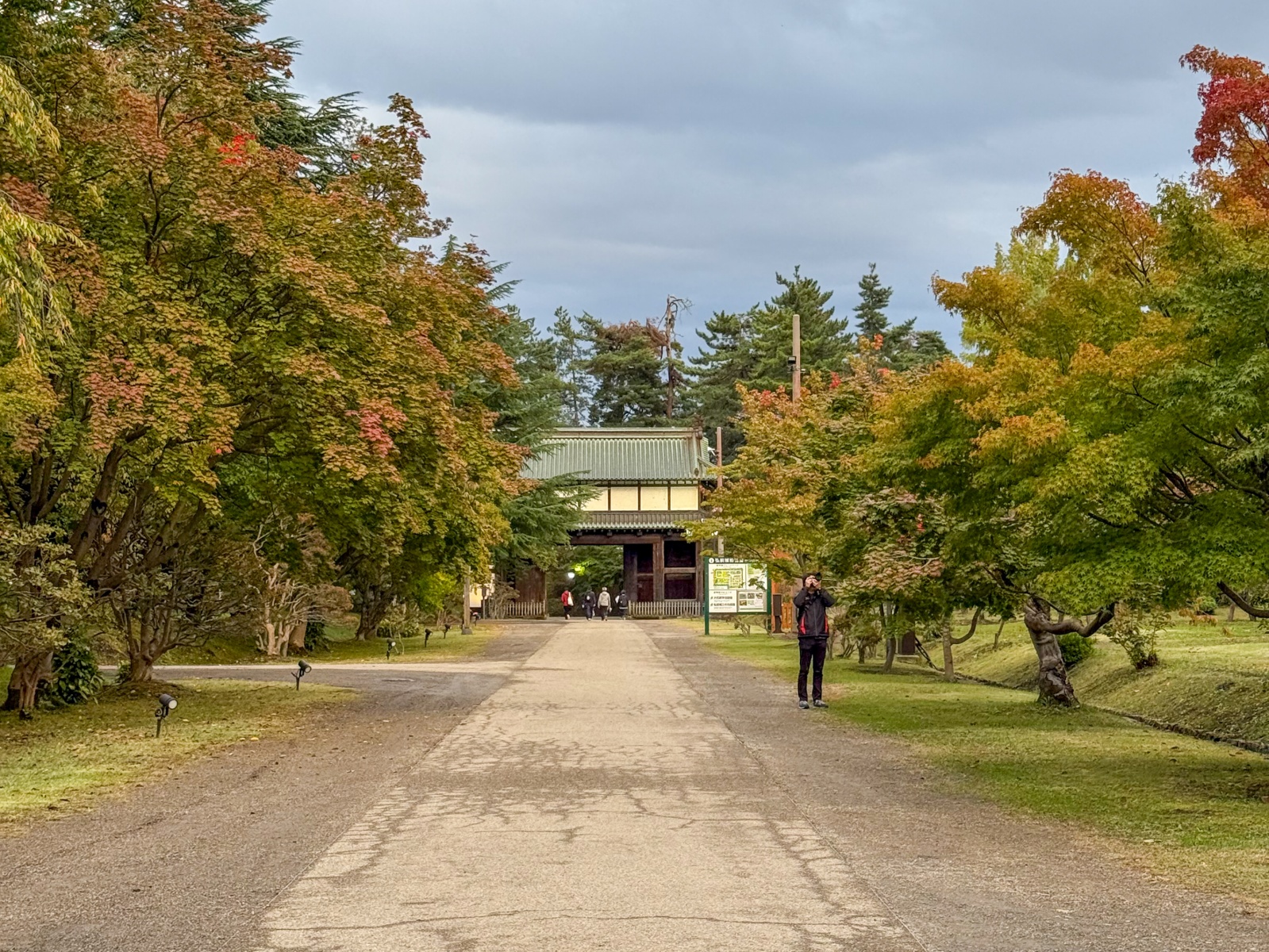 [日本弘前]弘前公園 Hirosaki Park｜見證東北僅存的江戶天守「弘前城」｜櫻花＆楓葉雙季皆美 護城河倒影超好拍｜可遠望岩木山 景色滿分