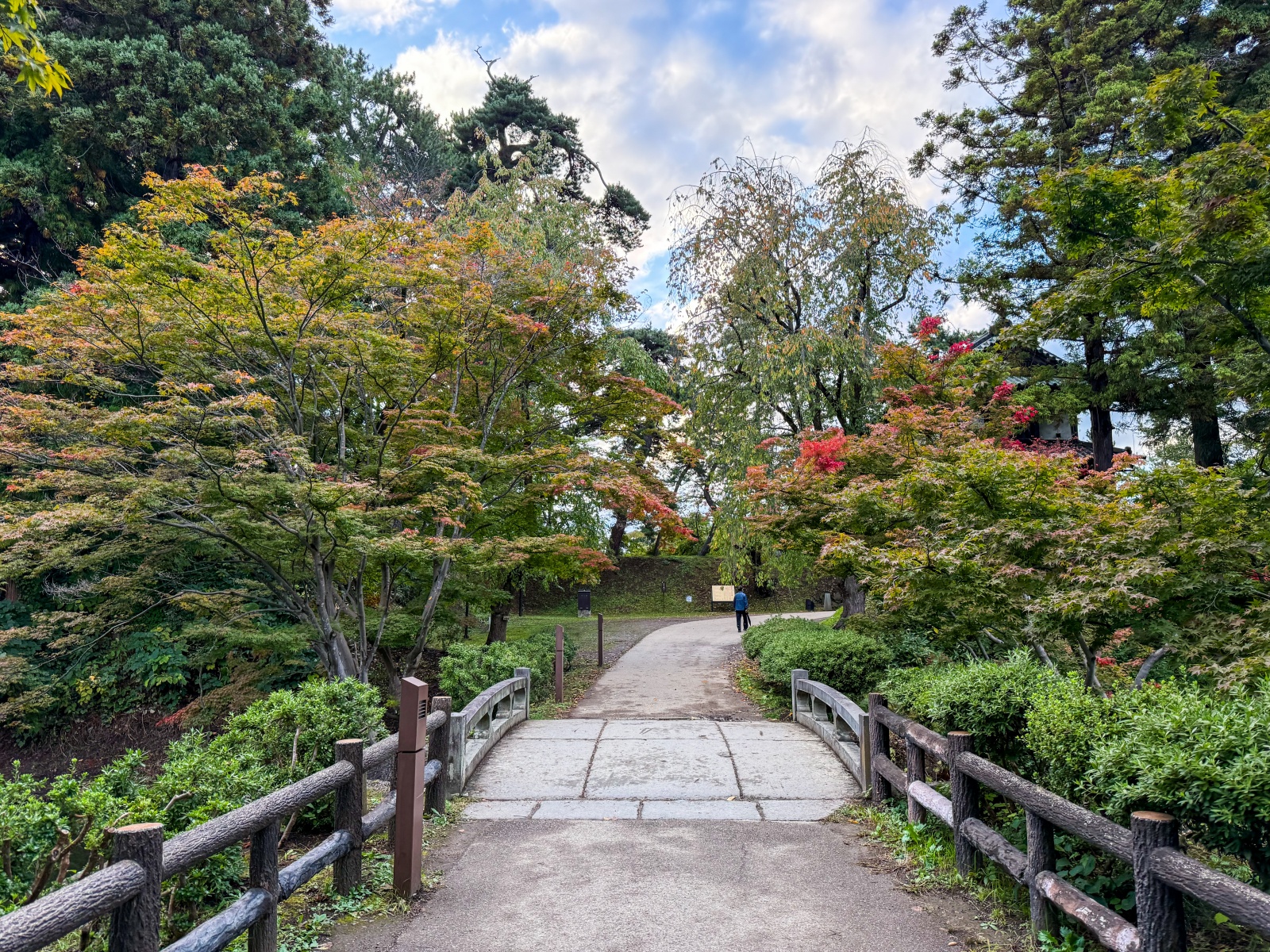[日本弘前]弘前公園 Hirosaki Park｜見證東北僅存的江戶天守「弘前城」｜櫻花＆楓葉雙季皆美 護城河倒影超好拍｜可遠望岩木山 景色滿分