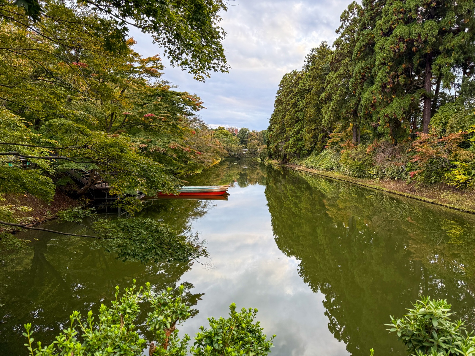 [日本弘前]弘前公園 Hirosaki Park｜見證東北僅存的江戶天守「弘前城」｜櫻花＆楓葉雙季皆美 護城河倒影超好拍｜可遠望岩木山 景色滿分