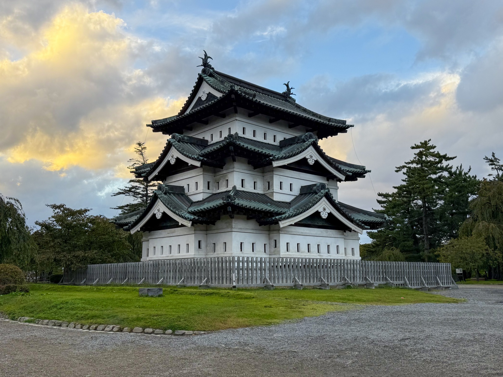 [日本弘前]弘前公園 Hirosaki Park｜見證東北僅存的江戶天守「弘前城」｜櫻花＆楓葉雙季皆美 護城河倒影超好拍｜可遠望岩木山 景色滿分