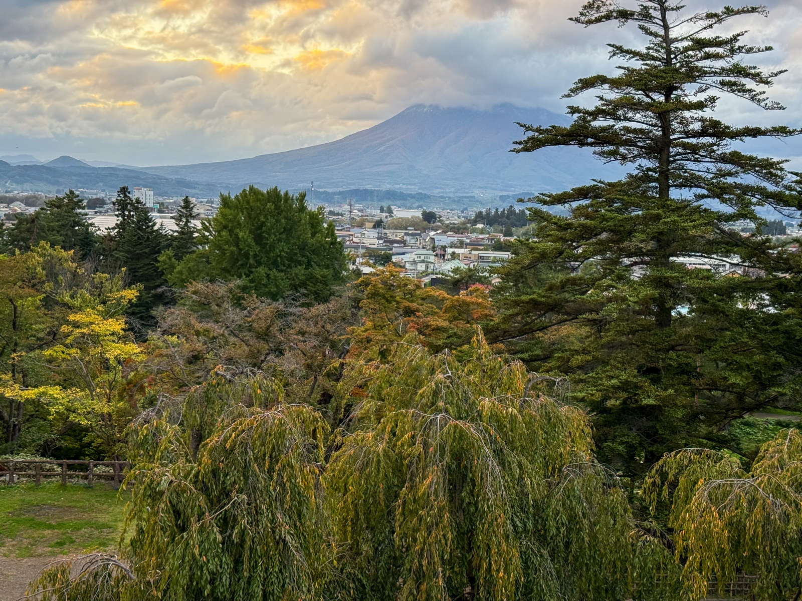 [日本弘前]弘前公園 Hirosaki Park｜見證東北僅存的江戶天守「弘前城」｜櫻花＆楓葉雙季皆美 護城河倒影超好拍｜可遠望岩木山 景色滿分