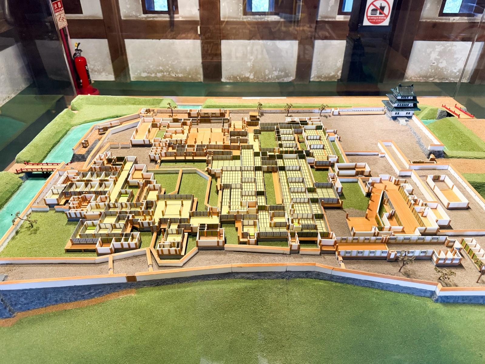 [日本弘前]弘前公園 Hirosaki Park｜見證東北僅存的江戶天守「弘前城」｜櫻花＆楓葉雙季皆美 護城河倒影超好拍｜可遠望岩木山 景色滿分