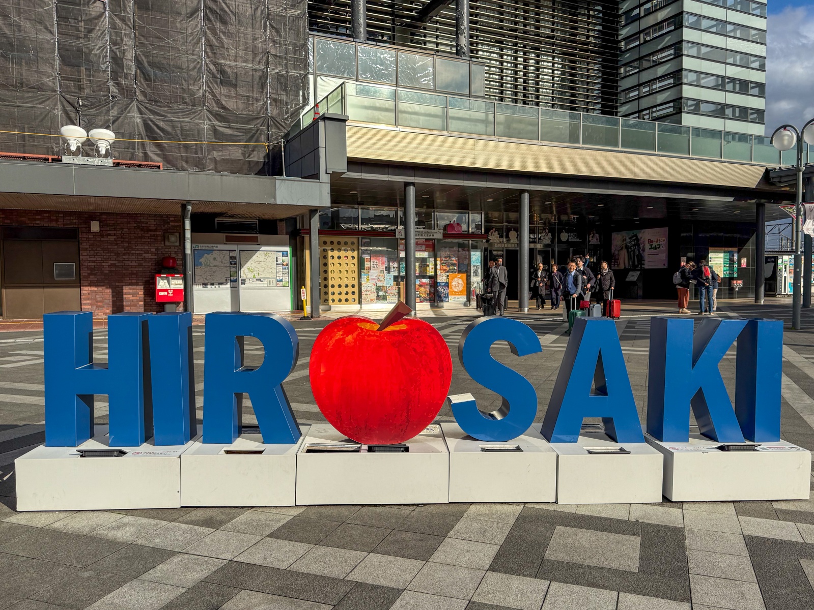 [日本弘前]弘前公園 Hirosaki Park｜見證東北僅存的江戶天守「弘前城」｜櫻花＆楓葉雙季皆美 護城河倒影超好拍｜可遠望岩木山 景色滿分