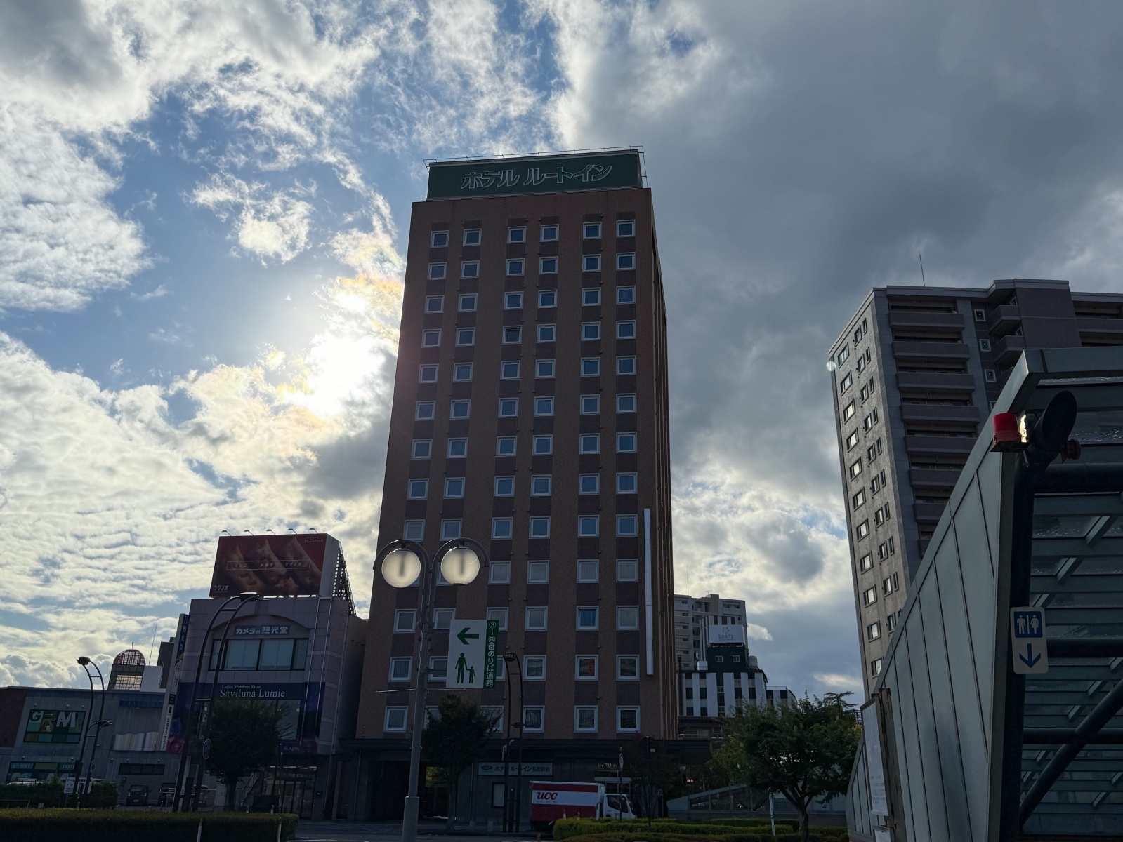 [日本弘前]弘前公園 Hirosaki Park｜見證東北僅存的江戶天守「弘前城」｜櫻花＆楓葉雙季皆美 護城河倒影超好拍｜可遠望岩木山 景色滿分