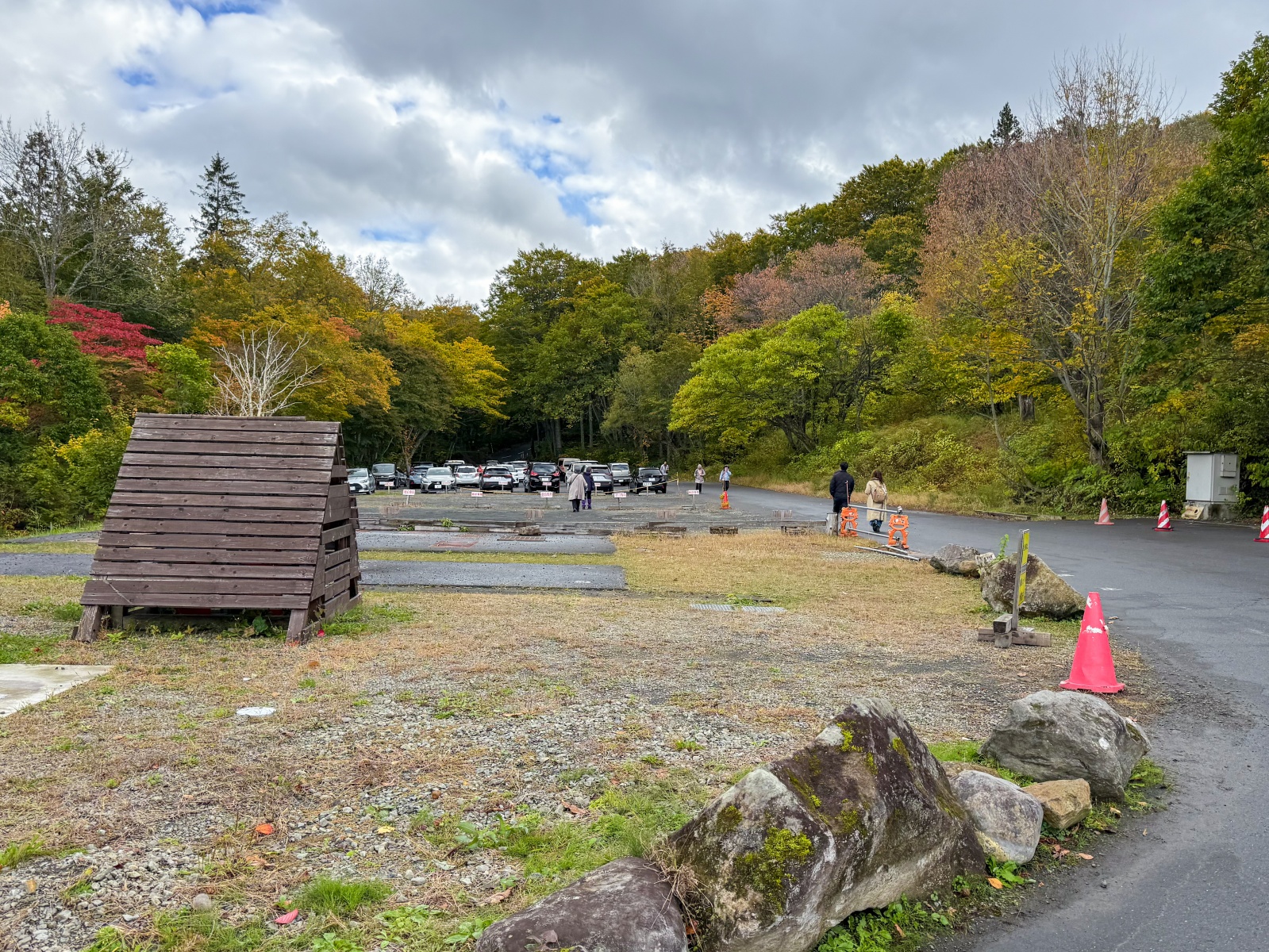 [日本青森]蔦沼 森林裡的靜謐湖泊｜湖面青綠環繞山林 風景優美像小小生態公園｜步道濕地很好走 空氣超清新｜清晨想拍鏡面倒影人超多 要卡位請提早到