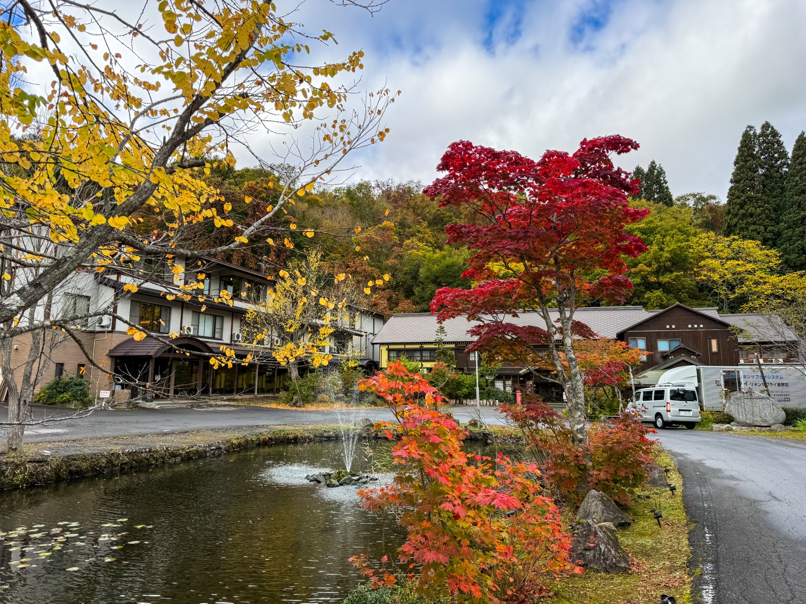 [日本青森]蔦沼 森林裡的靜謐湖泊｜湖面青綠環繞山林 風景優美像小小生態公園｜步道濕地很好走 空氣超清新｜清晨想拍鏡面倒影人超多 要卡位請提早到