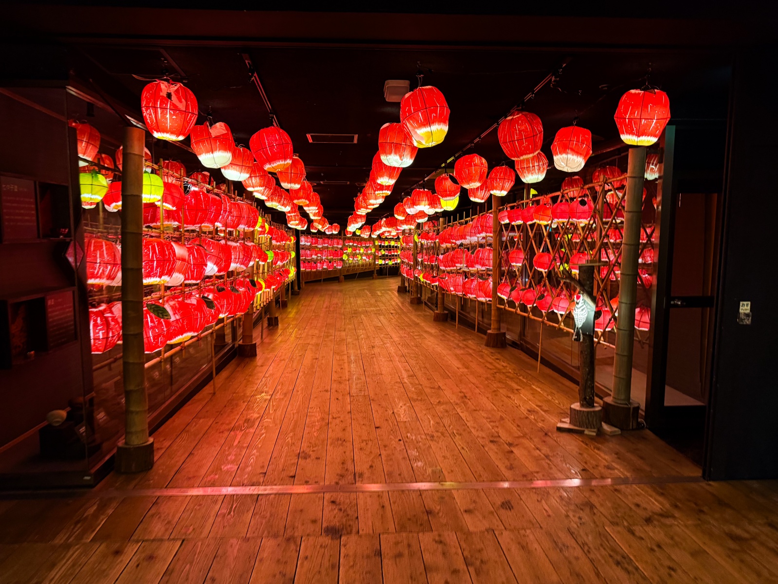 [日本青森]星野集團 青森屋 Hoshino Resorts Aomoriya 溫泉飯店 青森住宿推薦｜蘋果汁水龍頭 浮湯露天溫泉 森林泡湯｜晚餐海鮮自助餐＋早餐鮭魚卵吃到飽｜陸奧祭屋表演必看