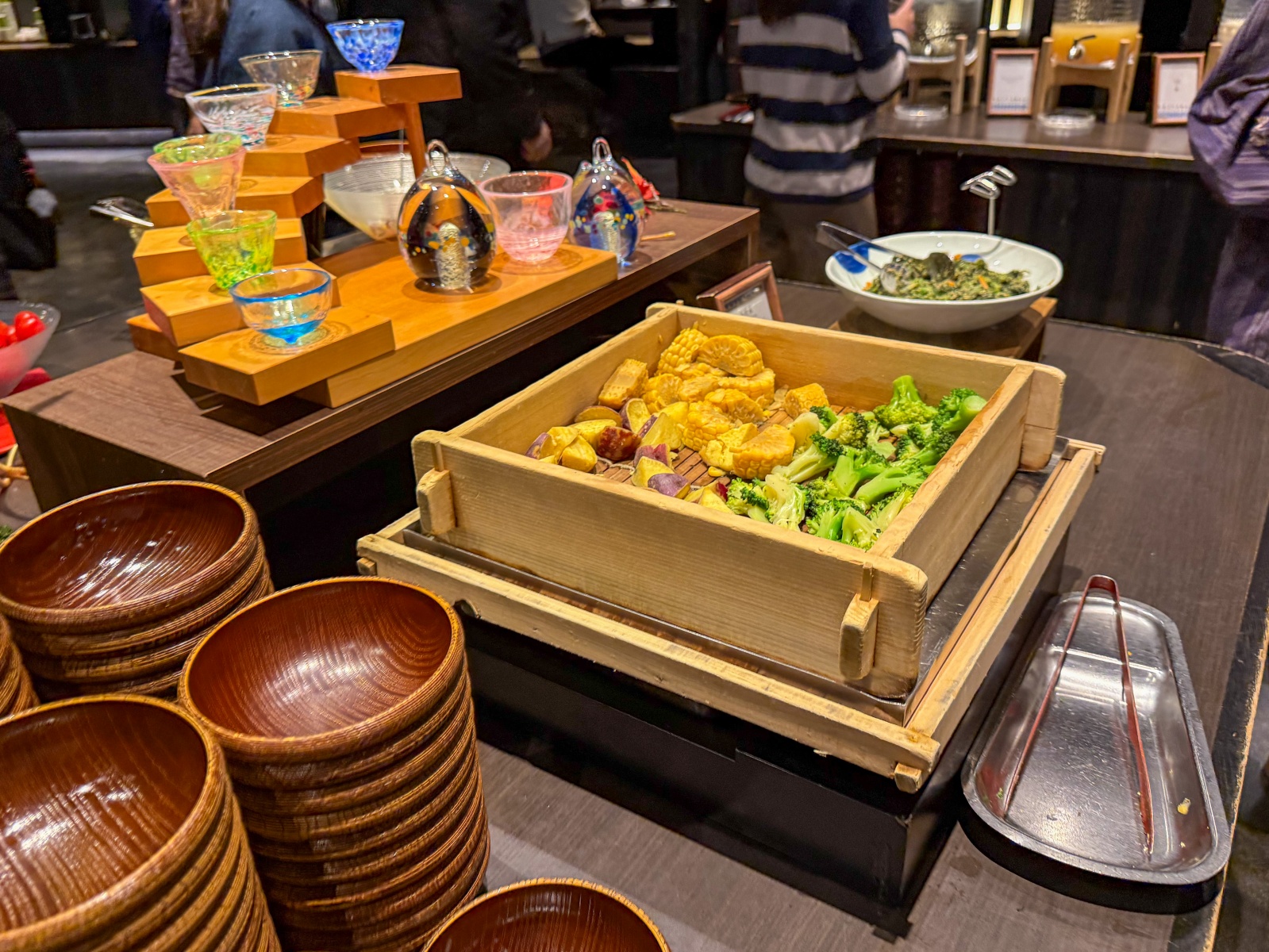 [日本青森]星野集團 青森屋 Hoshino Resorts Aomoriya 溫泉飯店 青森住宿推薦｜蘋果汁水龍頭 浮湯露天溫泉 森林泡湯｜晚餐海鮮自助餐＋早餐鮭魚卵吃到飽｜陸奧祭屋表演必看