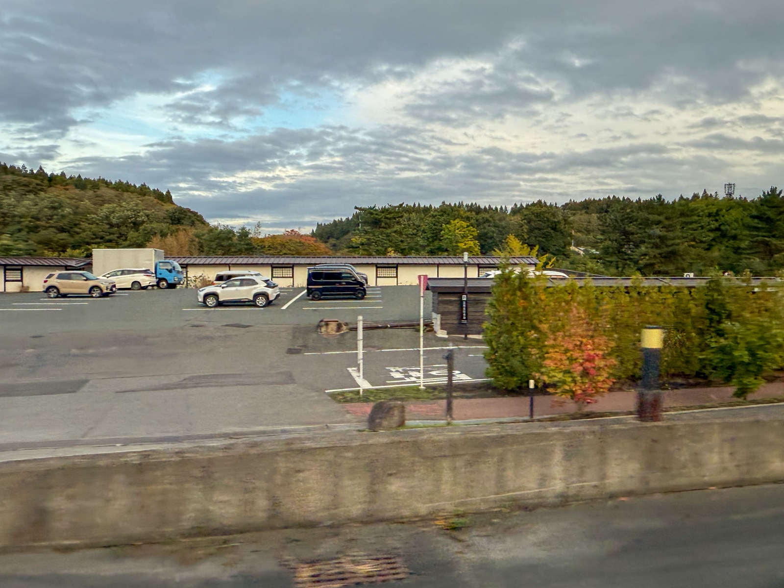 [日本青森]星野集團 青森屋 Hoshino Resorts Aomoriya 溫泉飯店 青森住宿推薦｜蘋果汁水龍頭 浮湯露天溫泉 森林泡湯｜晚餐海鮮自助餐＋早餐鮭魚卵吃到飽｜陸奧祭屋表演必看