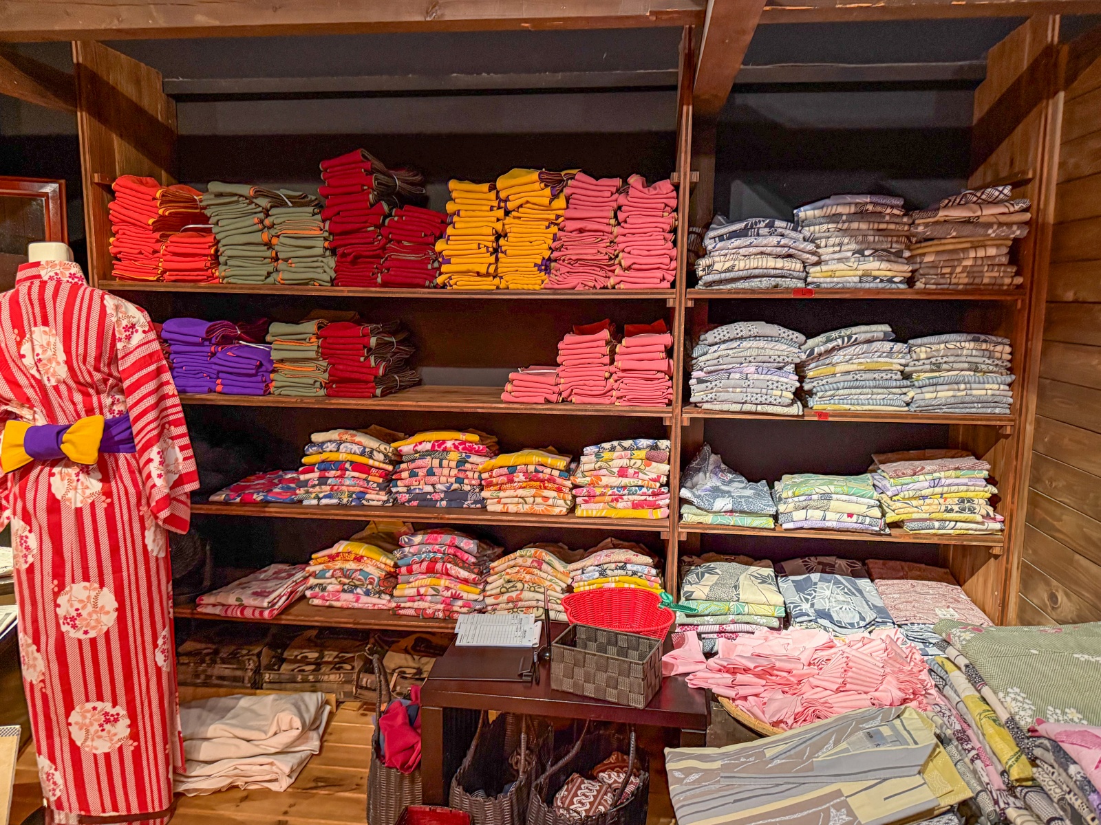 [日本青森]星野集團 青森屋 Hoshino Resorts Aomoriya 溫泉飯店 青森住宿推薦｜蘋果汁水龍頭 浮湯露天溫泉 森林泡湯｜晚餐海鮮自助餐＋早餐鮭魚卵吃到飽｜陸奧祭屋表演必看