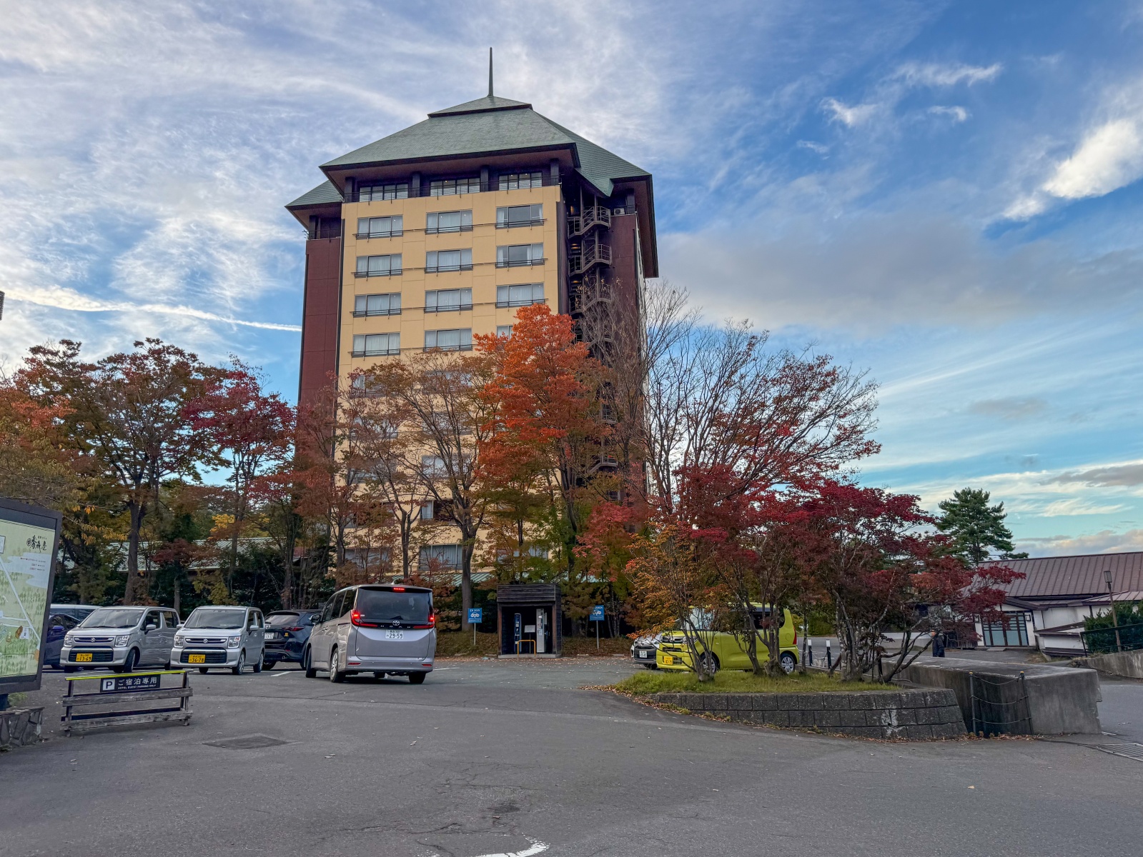[日本青森]星野集團 青森屋 Hoshino Resorts Aomoriya 溫泉飯店 青森住宿推薦｜蘋果汁水龍頭 浮湯露天溫泉 森林泡湯｜晚餐海鮮自助餐＋早餐鮭魚卵吃到飽｜陸奧祭屋表演必看