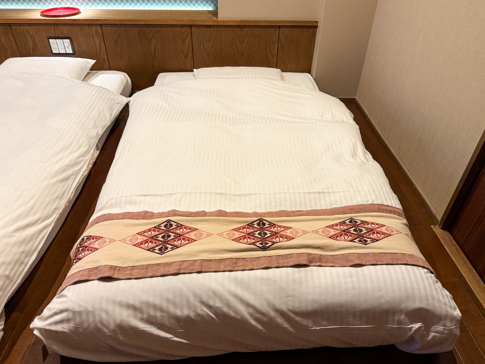 [日本青森]星野集團 青森屋 Hoshino Resorts Aomoriya 溫泉飯店 青森住宿推薦｜蘋果汁水龍頭 浮湯露天溫泉 森林泡湯｜晚餐海鮮自助餐＋早餐鮭魚卵吃到飽｜陸奧祭屋表演必看