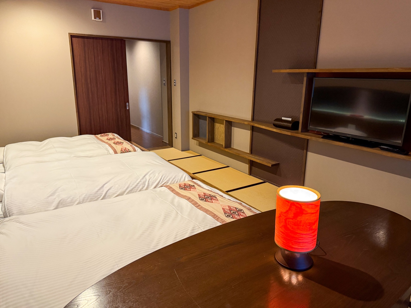 [日本青森]星野集團 青森屋 Hoshino Resorts Aomoriya 溫泉飯店 青森住宿推薦｜蘋果汁水龍頭 浮湯露天溫泉 森林泡湯｜晚餐海鮮自助餐＋早餐鮭魚卵吃到飽｜陸奧祭屋表演必看