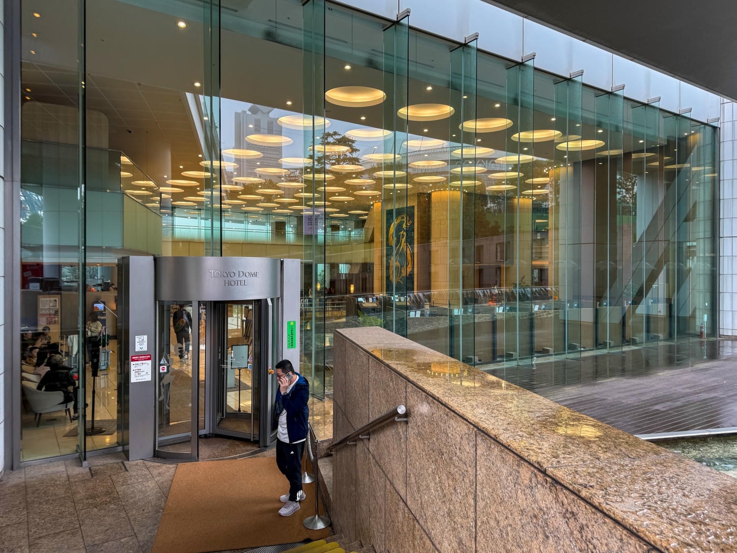 [東京住宿]東京巨蛋飯店 Tokyo Dome Hotel 東京巨蛋旁住宿推薦｜水道橋站步行10分鐘 三線轉乘交通方便｜東京巨蛋城就在隔壁 吃喝玩樂一次滿足｜飯店內超商＋附近唐吉訶德 機能超強
