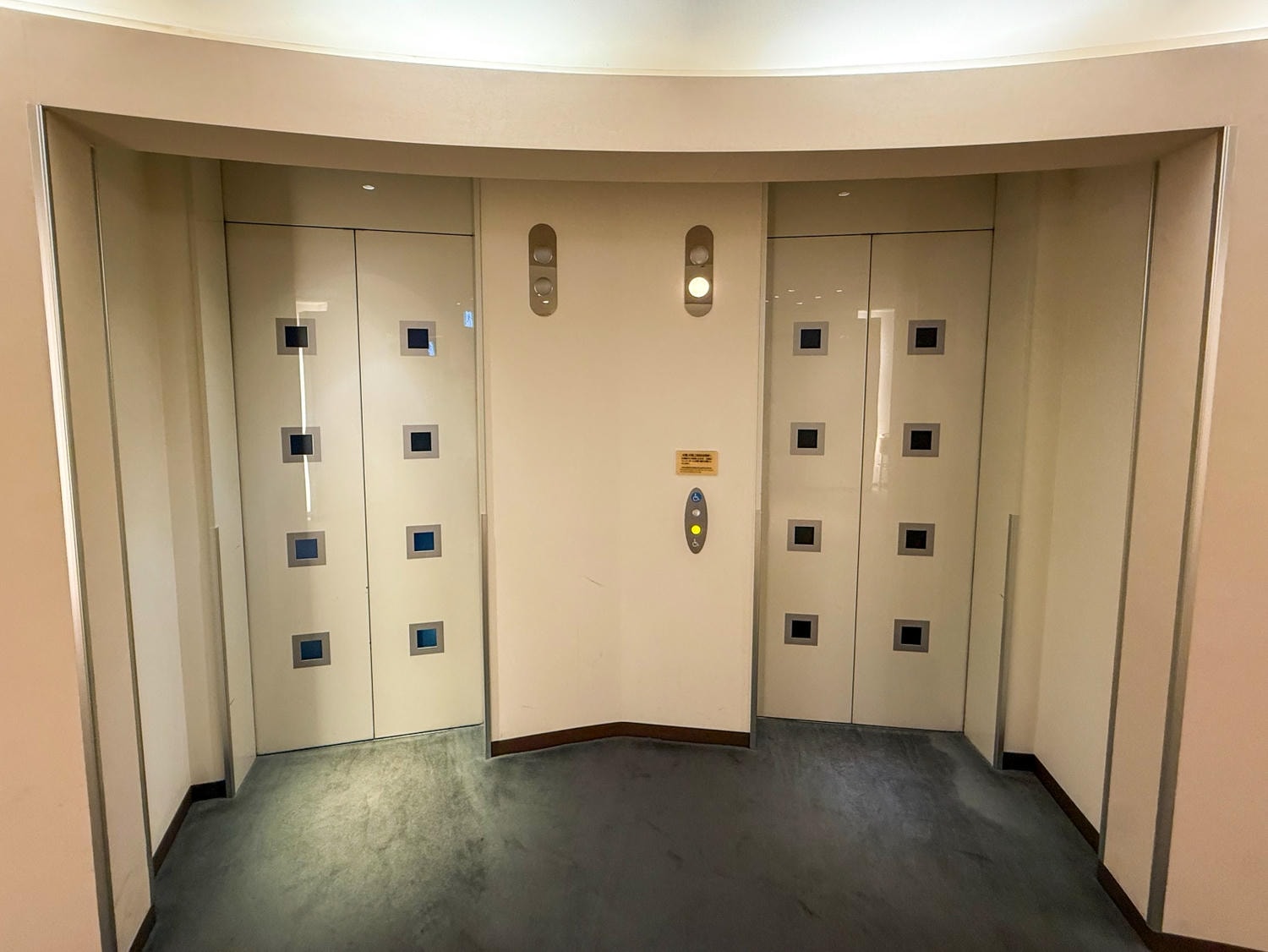 [東京住宿]東京巨蛋飯店 Tokyo Dome Hotel 東京巨蛋旁住宿推薦｜水道橋站步行10分鐘 三線轉乘交通方便｜東京巨蛋城就在隔壁 吃喝玩樂一次滿足｜飯店內超商＋附近唐吉訶德 機能超強
